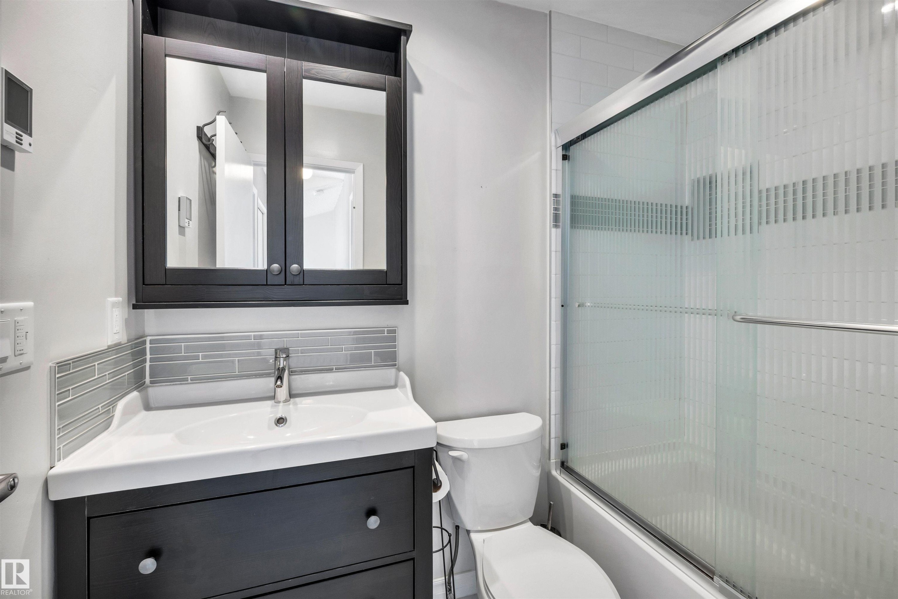 14204 31 Street, Edmonton, AB - Indoor Photo Showing Bathroom