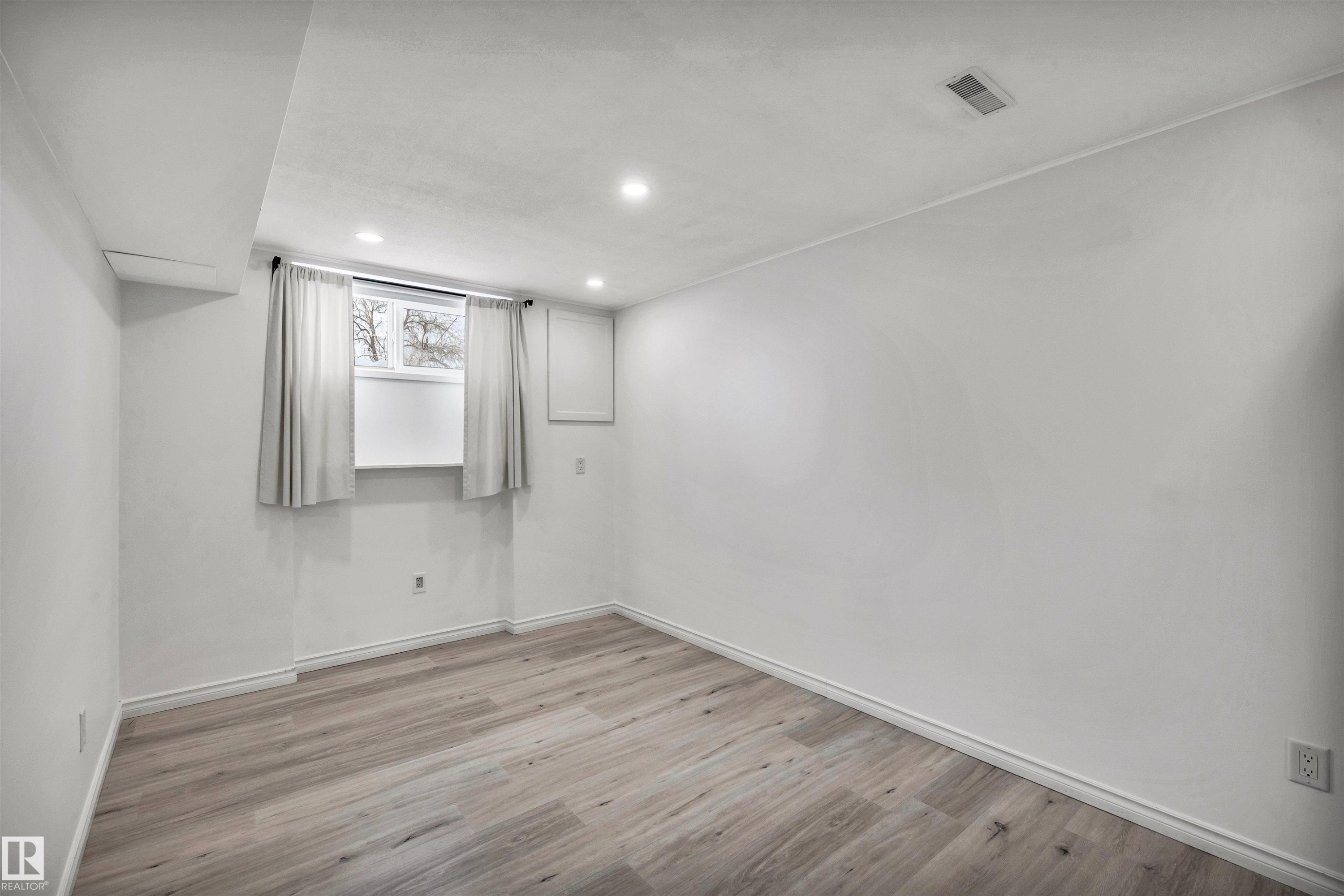 14204 31 Street, Edmonton, AB - Indoor Photo Showing Other Room