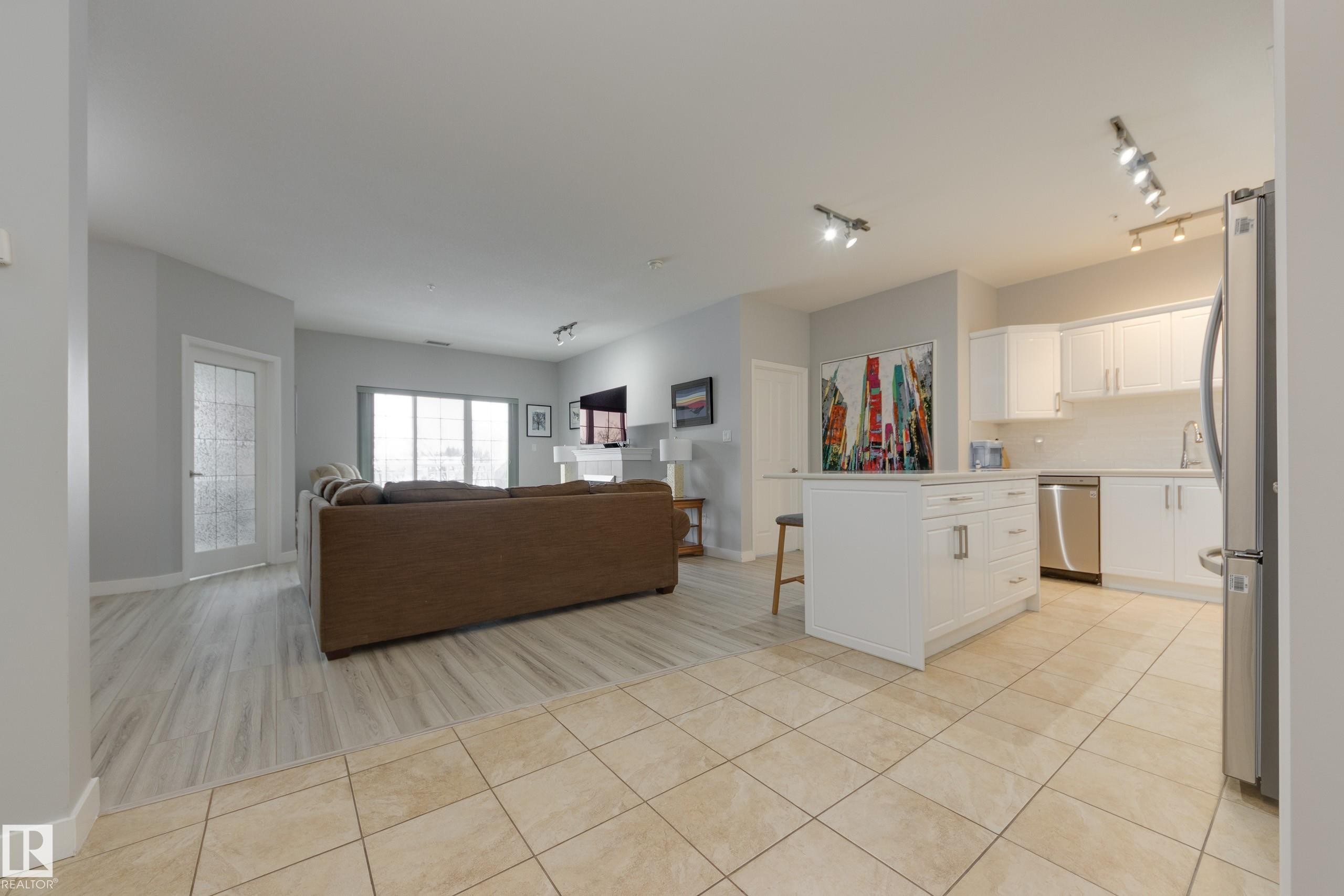 215 1003 Gault Boulevard, Edmonton, AB - Indoor Photo Showing Kitchen