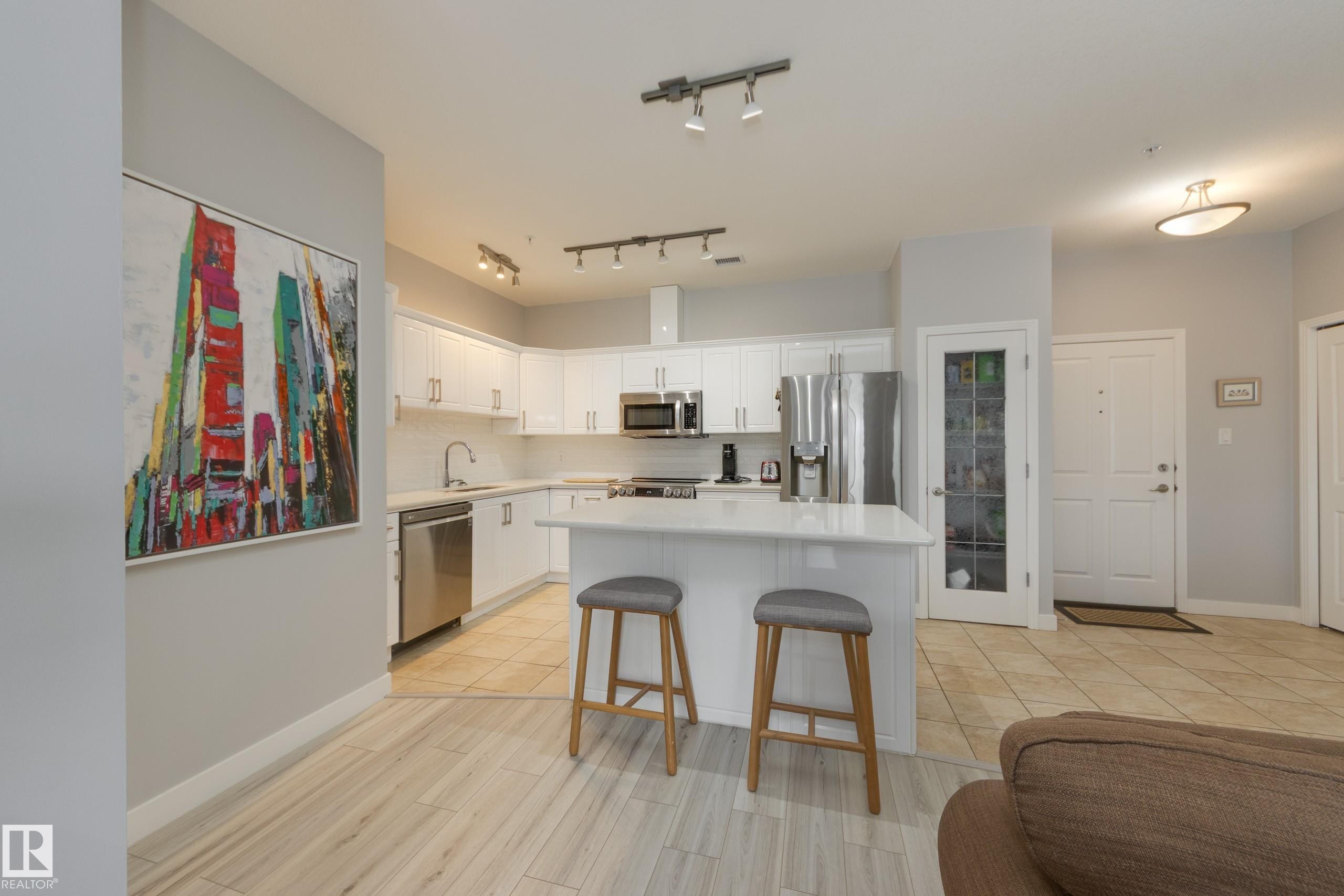 215 1003 Gault Boulevard, Edmonton, AB - Indoor Photo Showing Kitchen