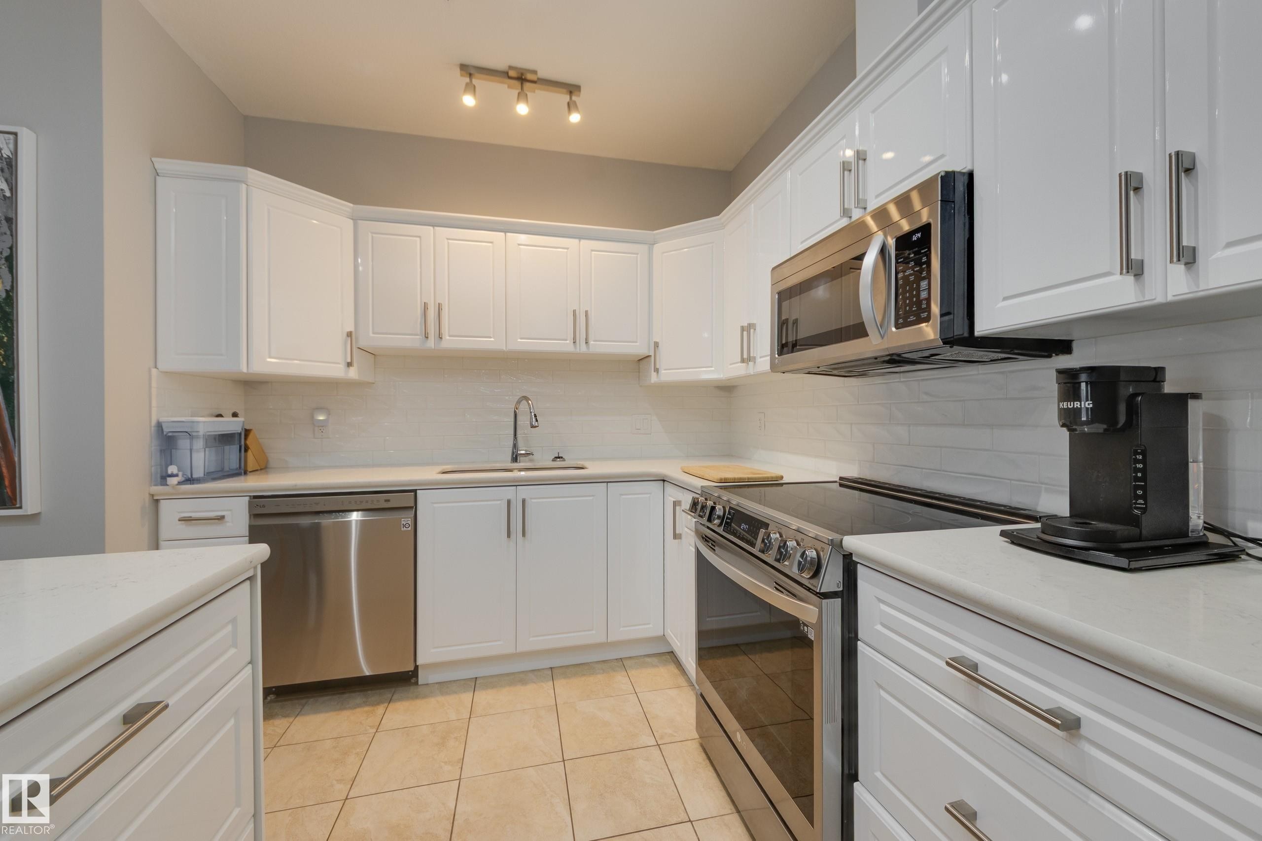 215 1003 Gault Boulevard, Edmonton, AB - Indoor Photo Showing Kitchen With Stainless Steel Kitchen