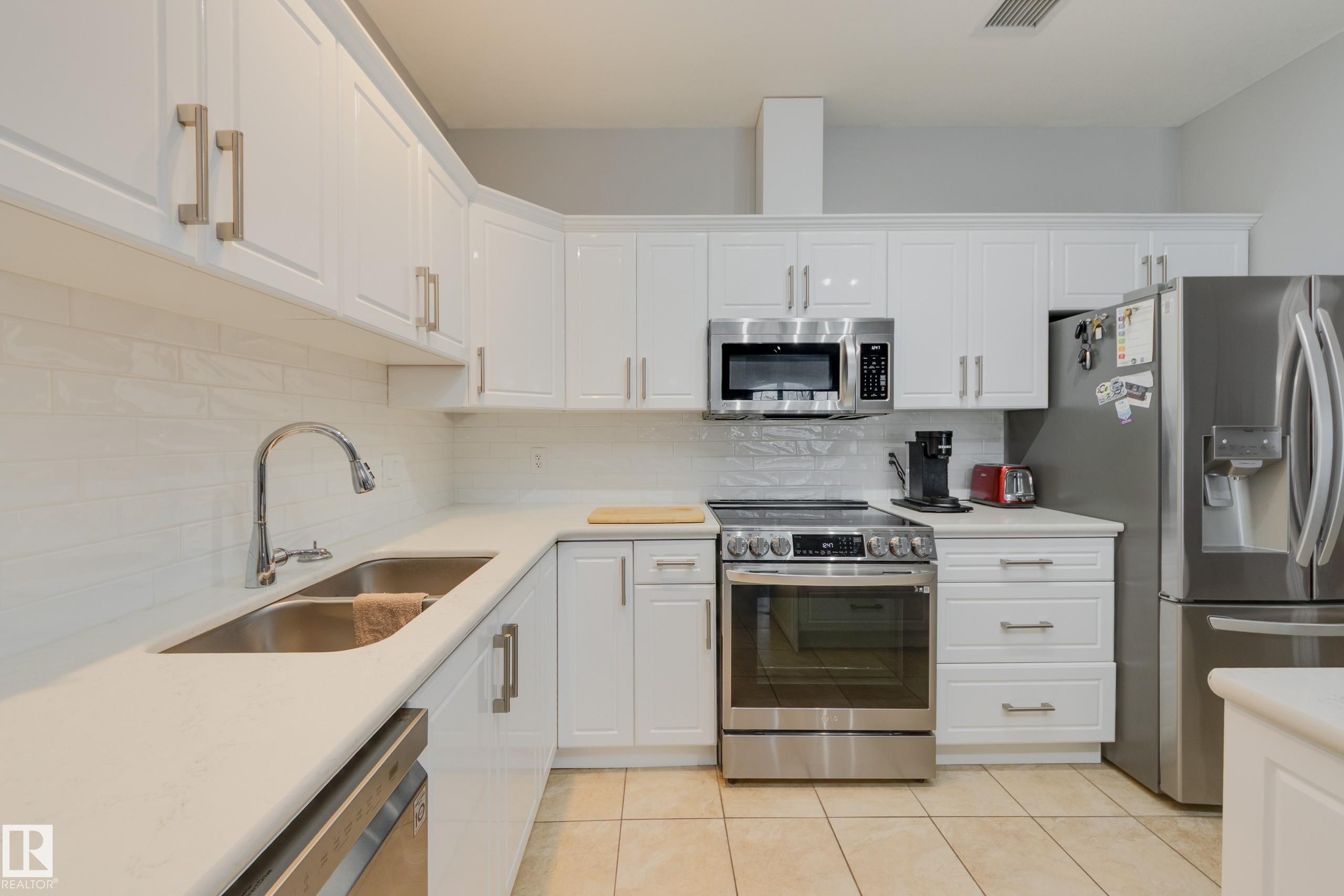 215 1003 Gault Boulevard, Edmonton, AB - Indoor Photo Showing Kitchen With Stainless Steel Kitchen With Double Sink With Upgraded Kitchen