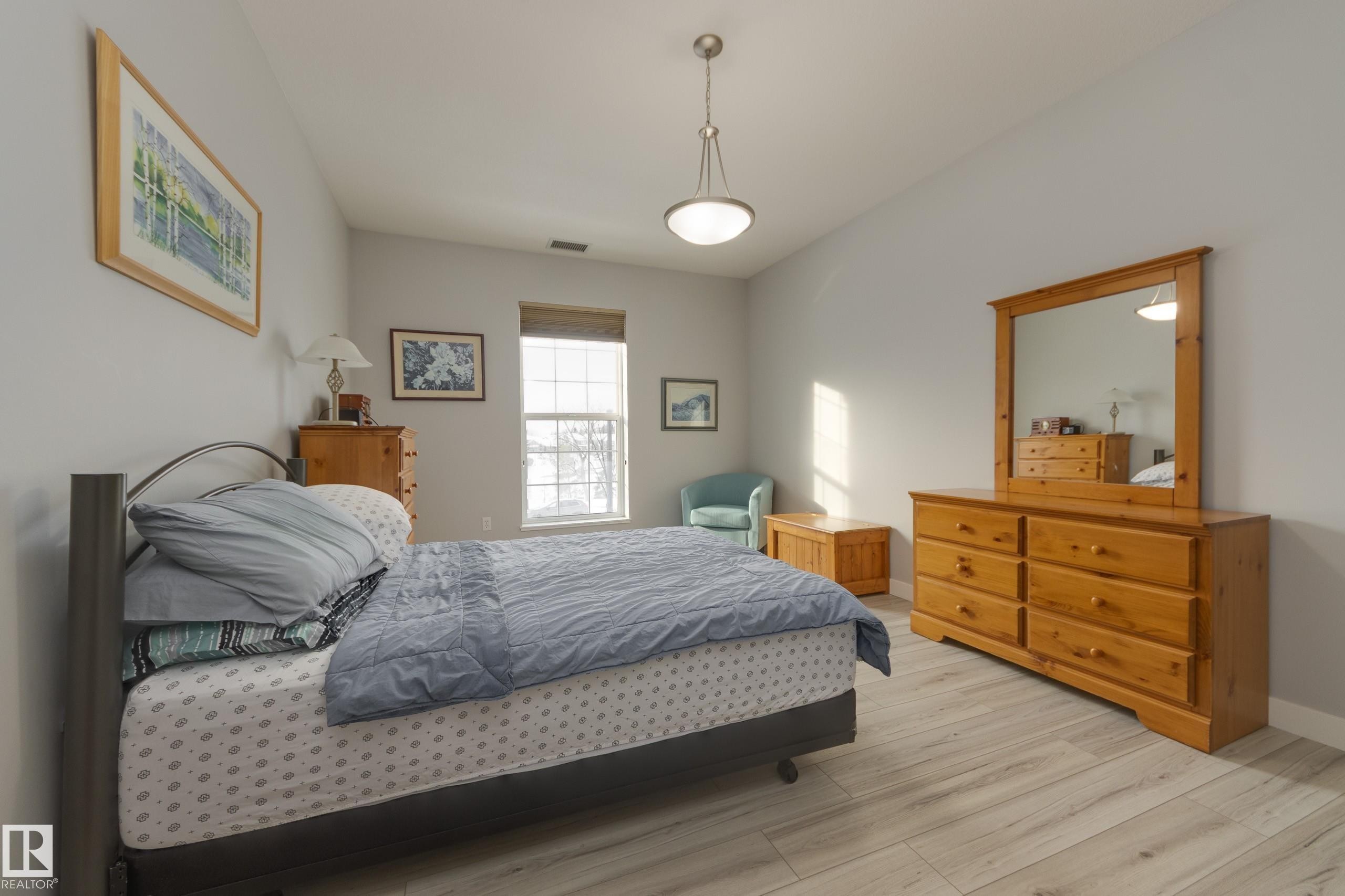215 1003 Gault Boulevard, Edmonton, AB - Indoor Photo Showing Bedroom