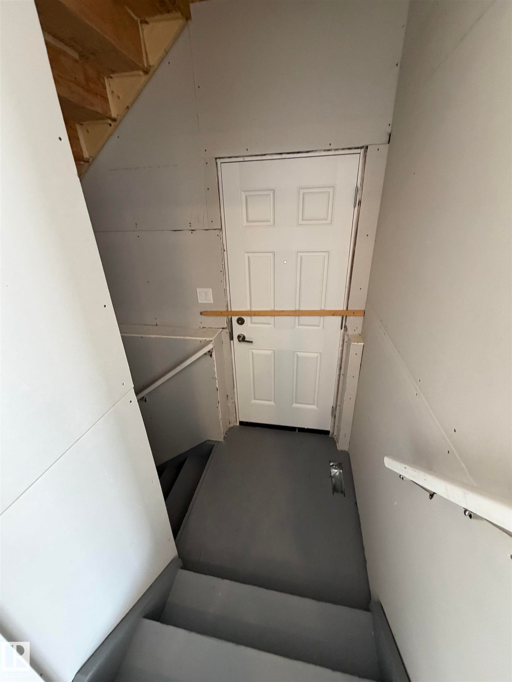 View of stairway - 5756 Hawthorn Common, Edmonton, AB - Indoor