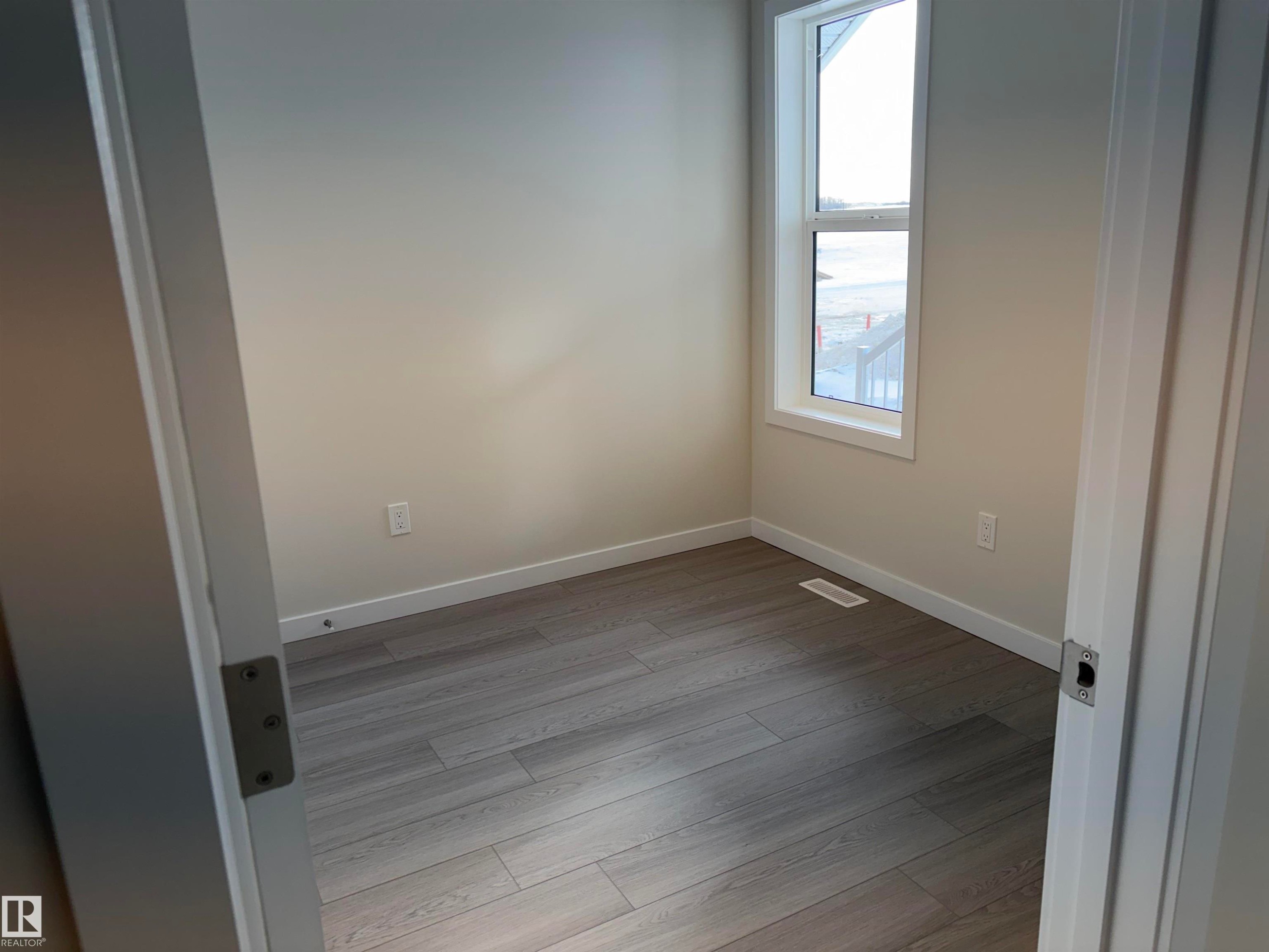 Unfurnished room with light wood-style flooring and baseboards - 5756 Hawthorn Common, Edmonton, AB - Indoor Photo Showing Other Room