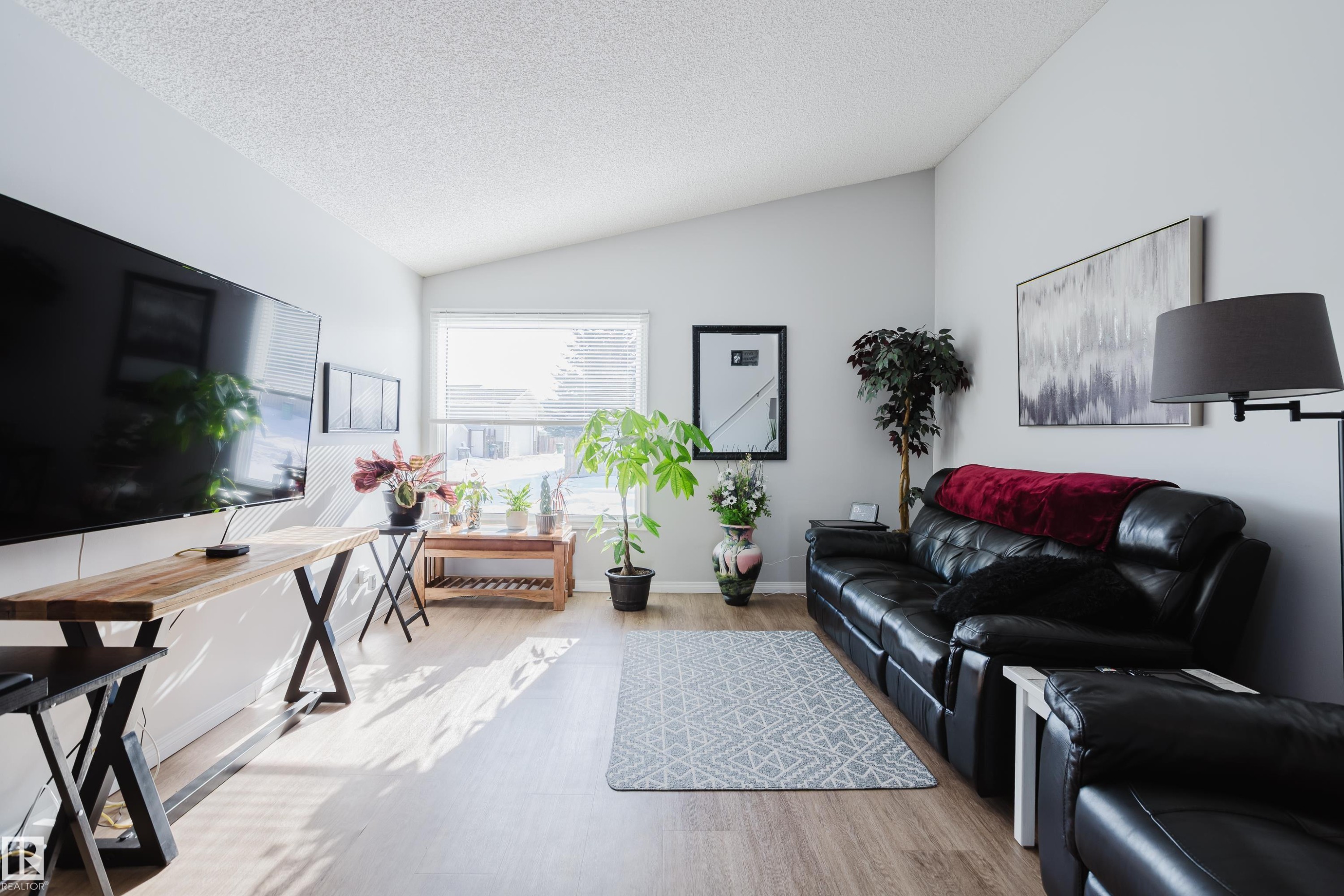 6 Kiniski Crescent, Edmonton, AB - Indoor Photo Showing Living Room