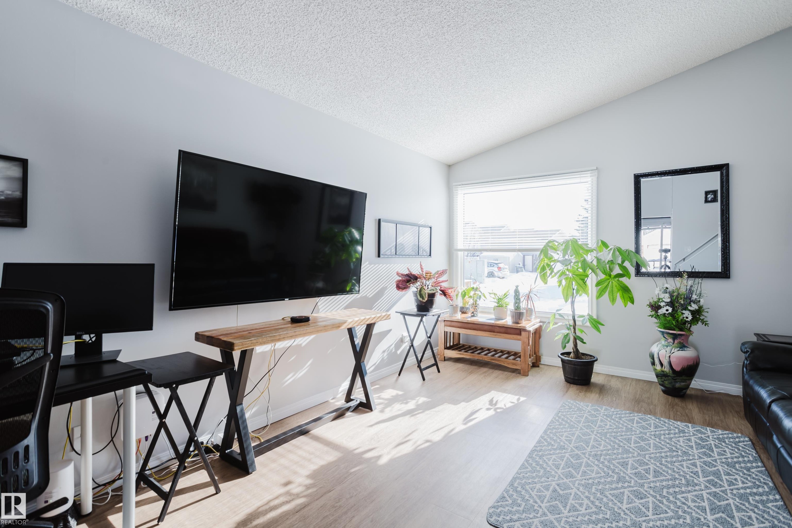 6 Kiniski Crescent, Edmonton, AB - Indoor Photo Showing Living Room