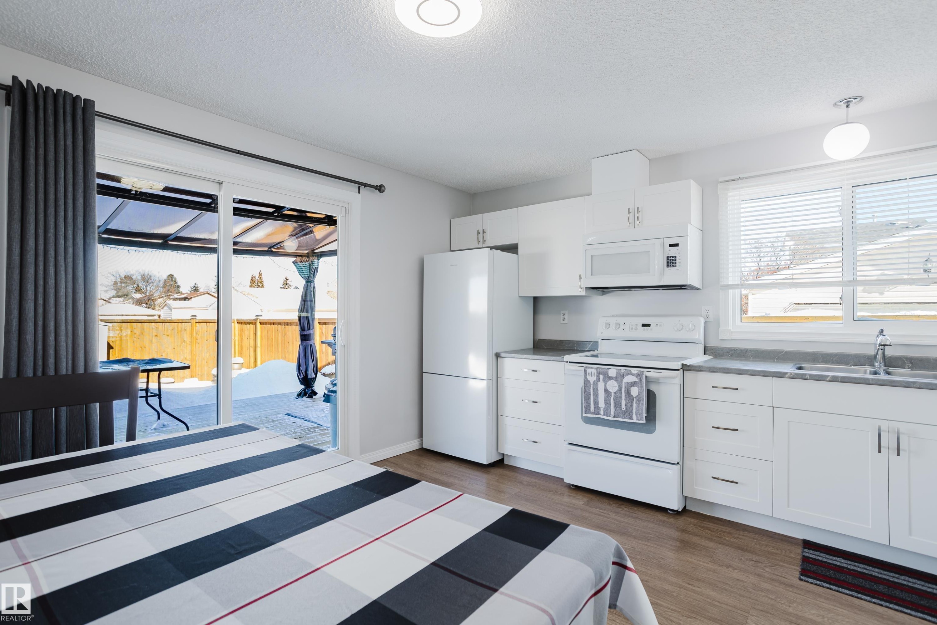 6 Kiniski Crescent, Edmonton, AB - Indoor Photo Showing Kitchen With Double Sink