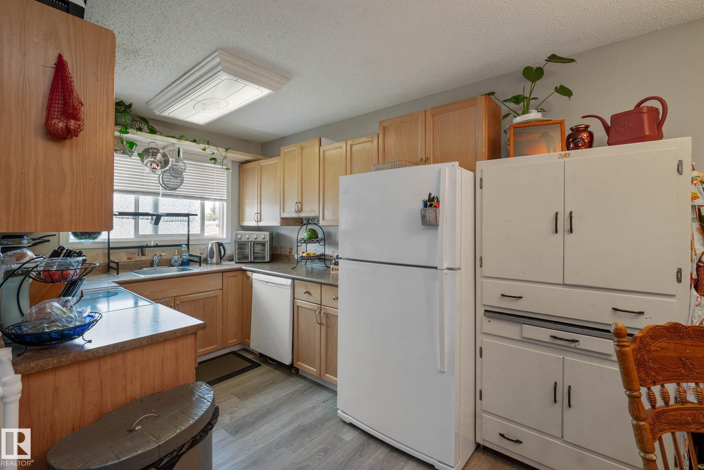 9909 171 Avenue, Edmonton, AB - Indoor Photo Showing Kitchen