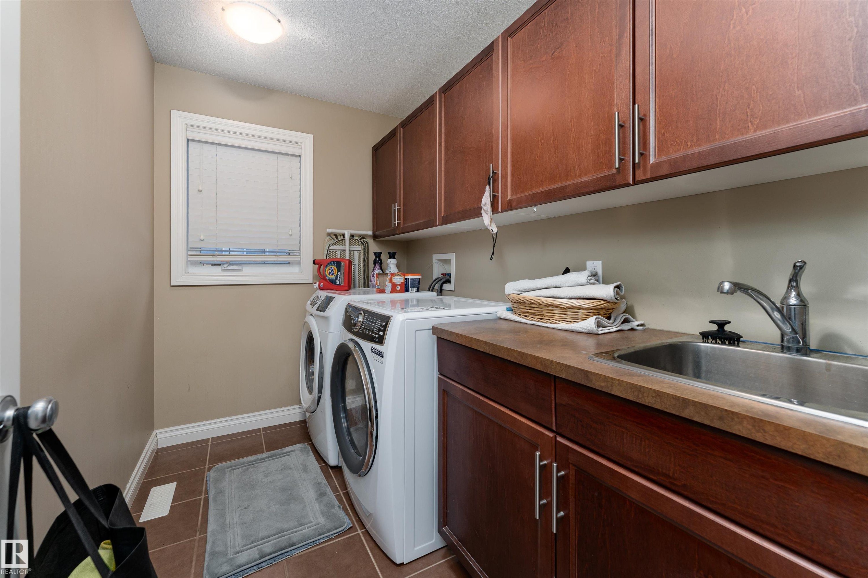 3514 Goodridge Bay, Edmonton, AB - Indoor Photo Showing Laundry Room