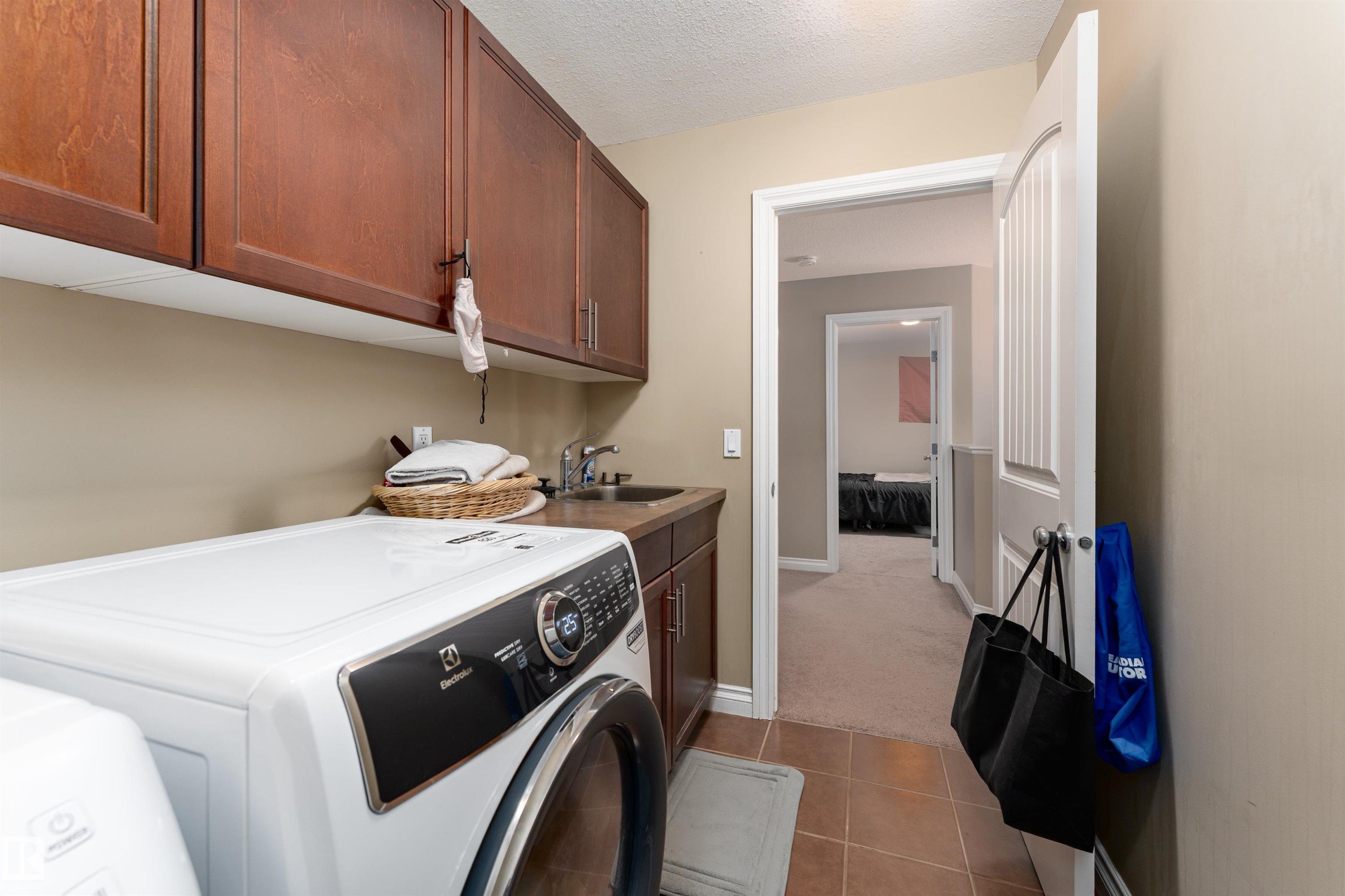 3514 Goodridge Bay, Edmonton, AB - Indoor Photo Showing Laundry Room
