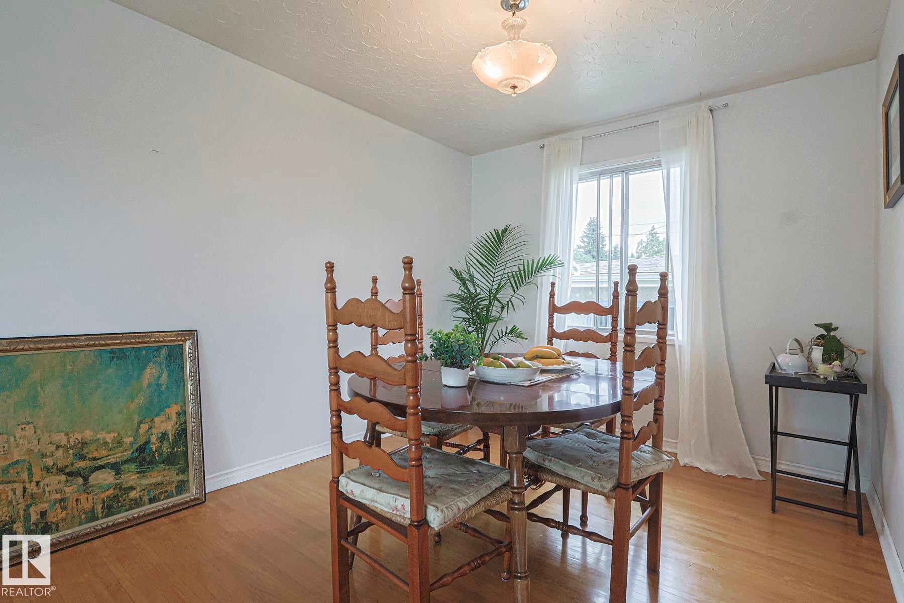 10319 45 Street, Edmonton, AB - Indoor Photo Showing Dining Room