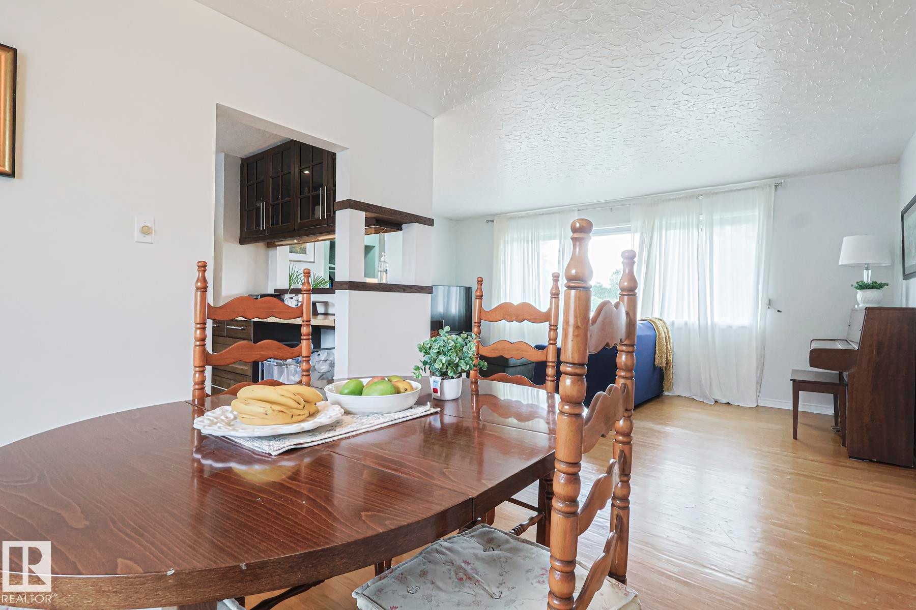 10319 45 Street, Edmonton, AB - Indoor Photo Showing Dining Room