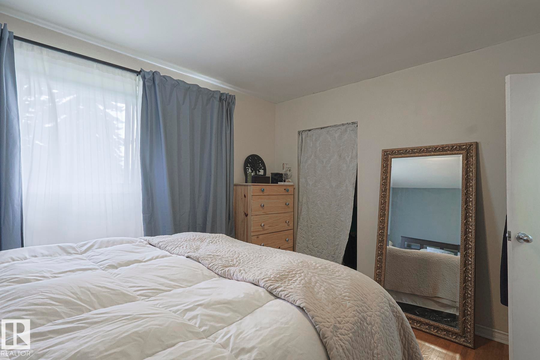 10319 45 Street, Edmonton, AB - Indoor Photo Showing Bedroom