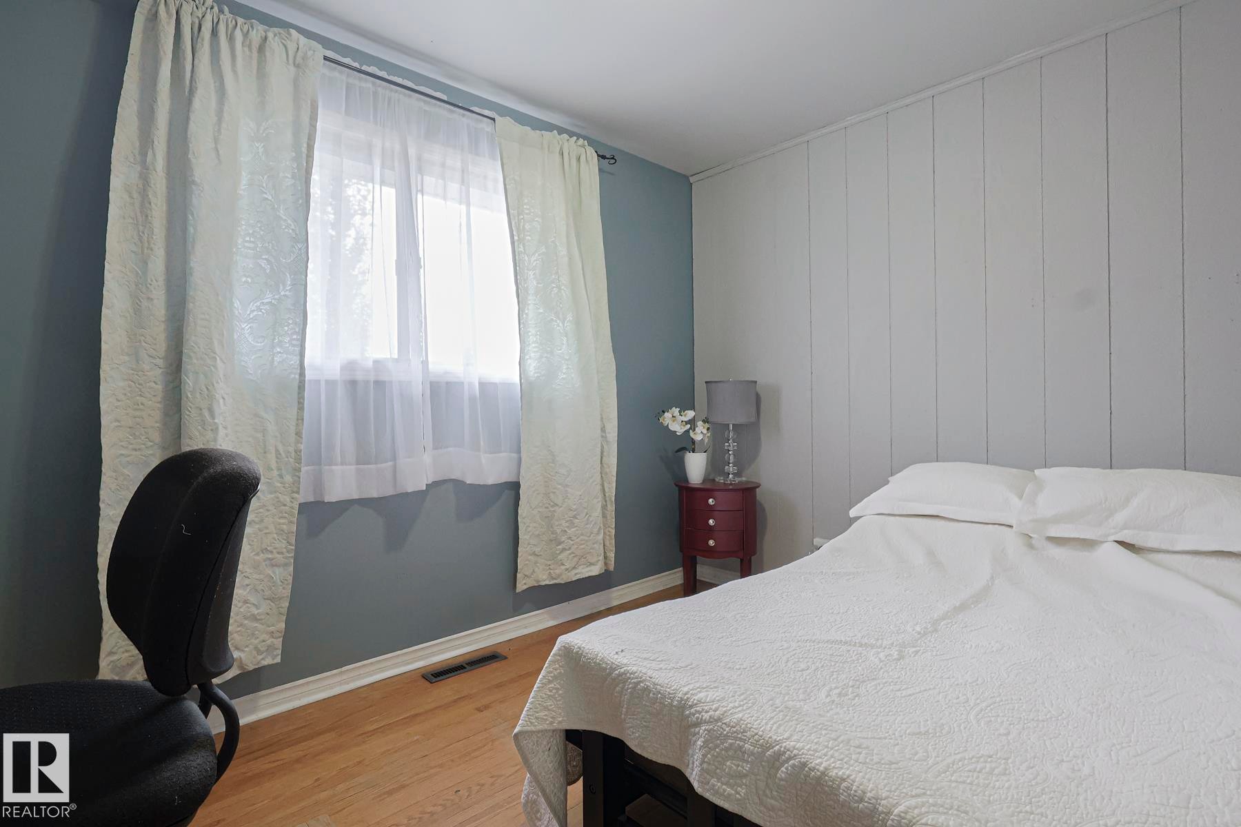 10319 45 Street, Edmonton, AB - Indoor Photo Showing Bedroom