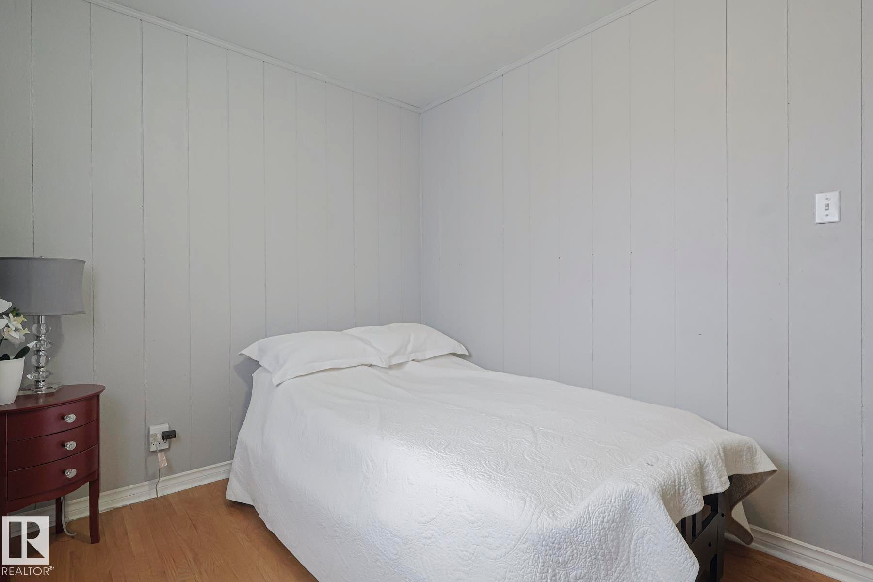 10319 45 Street, Edmonton, AB - Indoor Photo Showing Bedroom