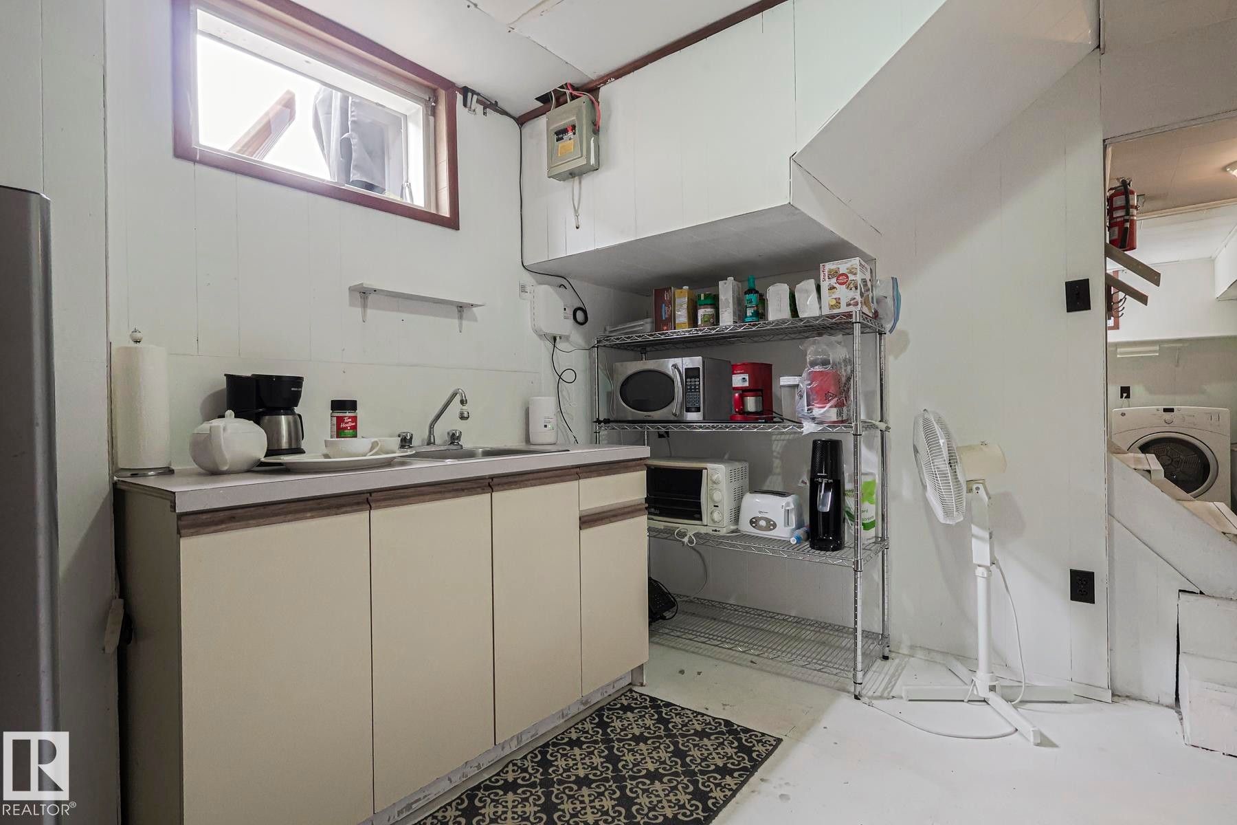 10319 45 Street, Edmonton, AB - Indoor Photo Showing Other Room