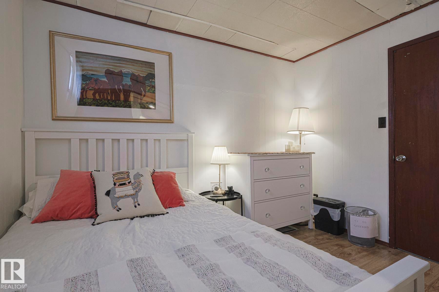 10319 45 Street, Edmonton, AB - Indoor Photo Showing Bedroom