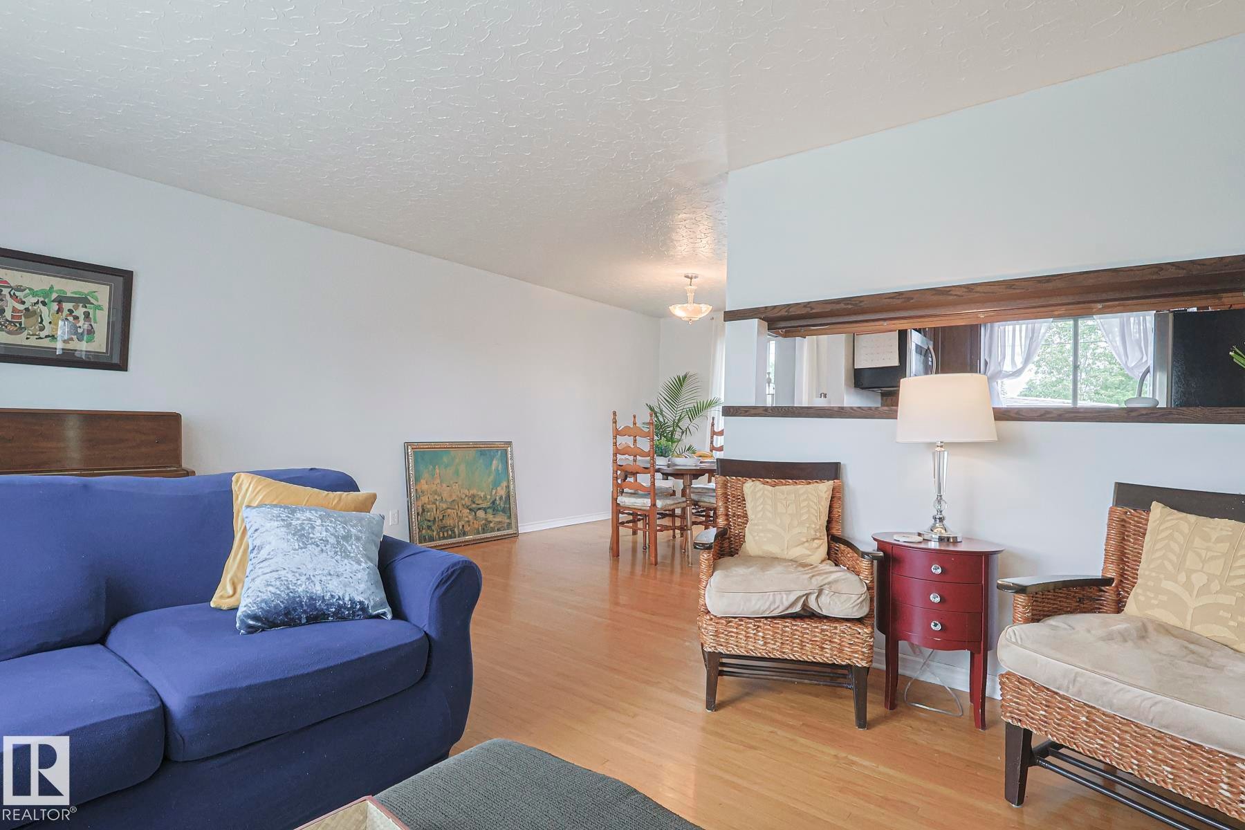 10319 45 Street, Edmonton, AB - Indoor Photo Showing Living Room