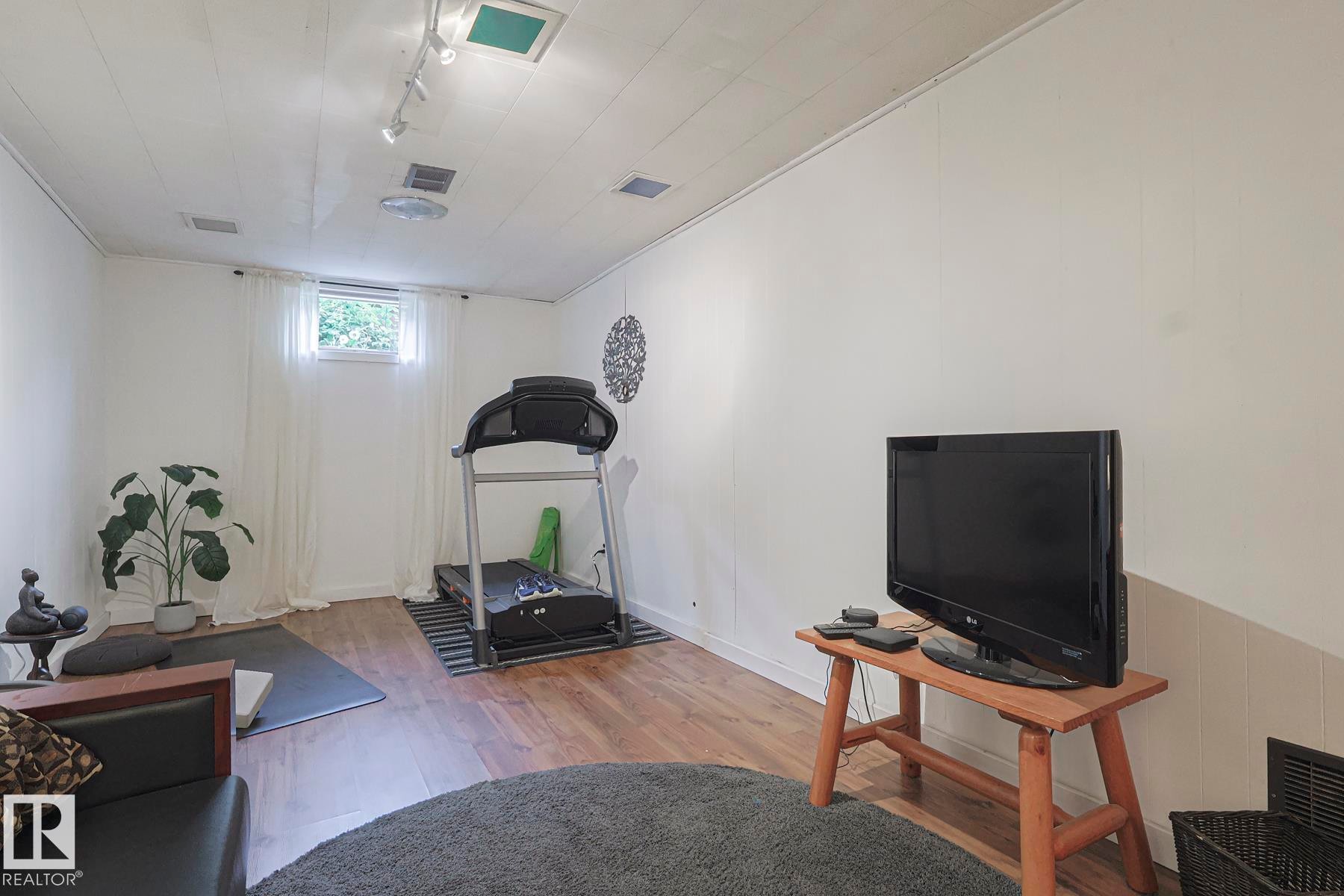 10319 45 Street, Edmonton, AB - Indoor