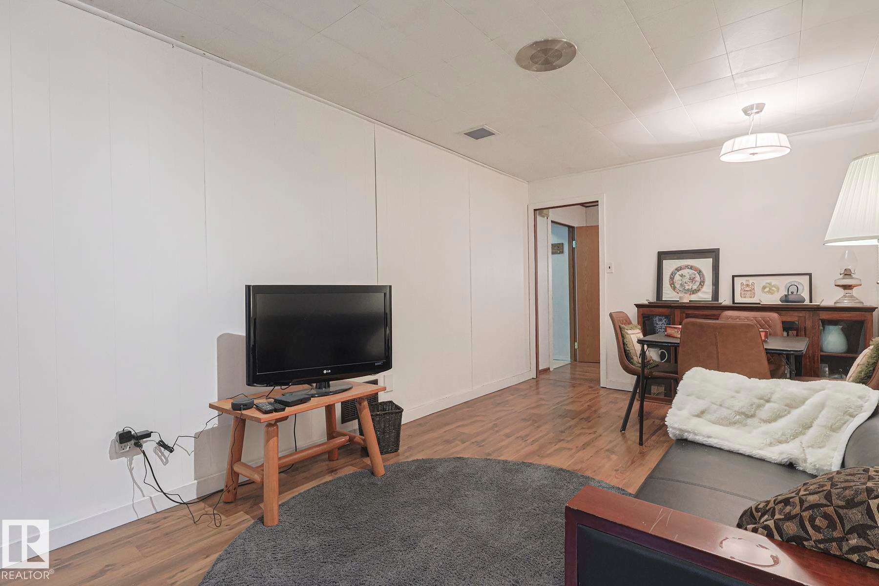 10319 45 Street, Edmonton, AB - Indoor