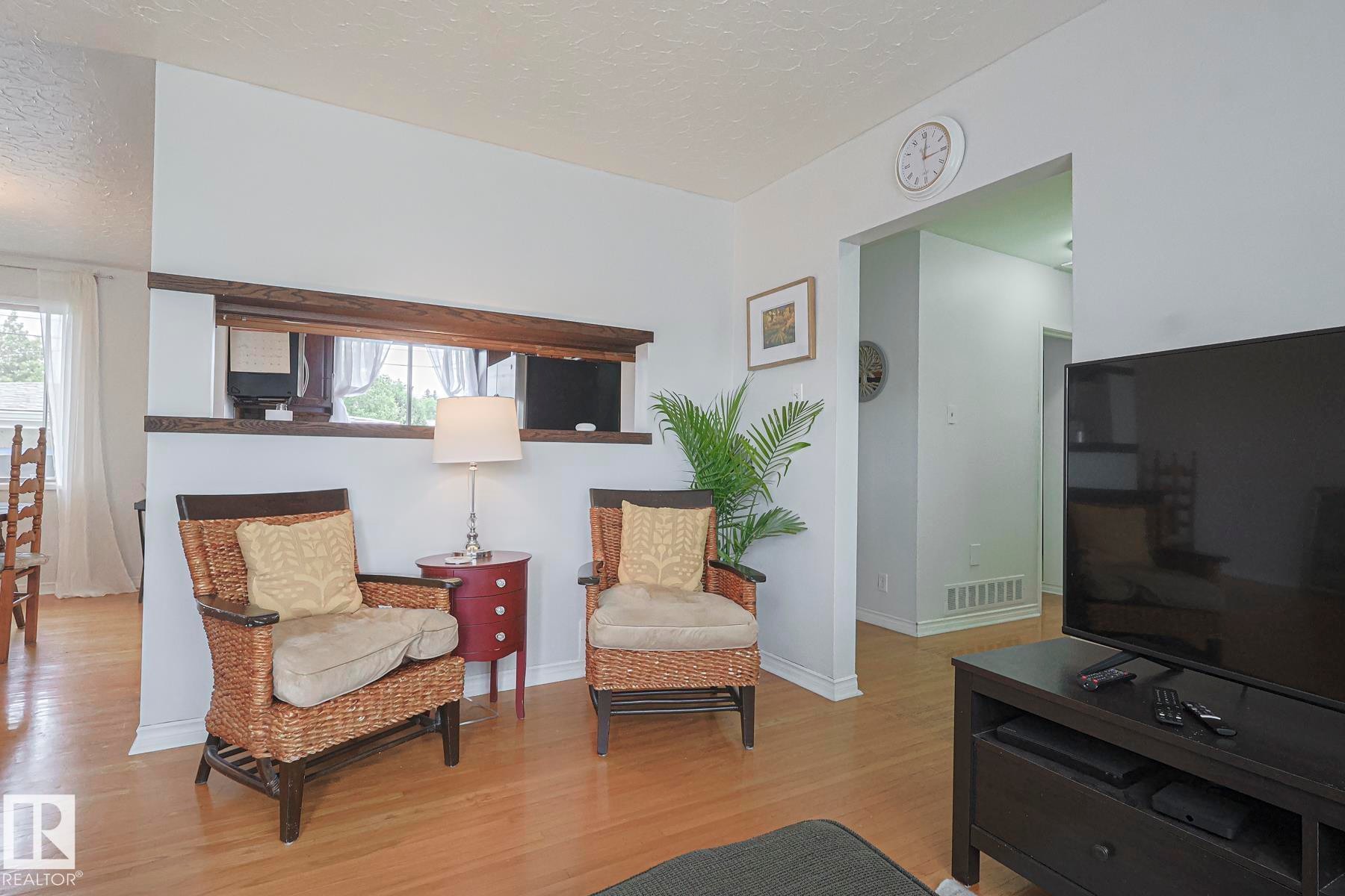 10319 45 Street, Edmonton, AB - Indoor Photo Showing Living Room