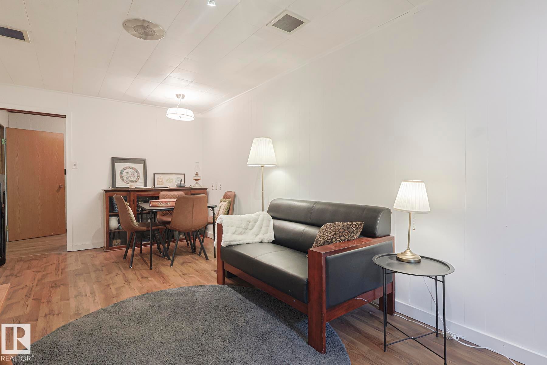 10319 45 Street, Edmonton, AB - Indoor