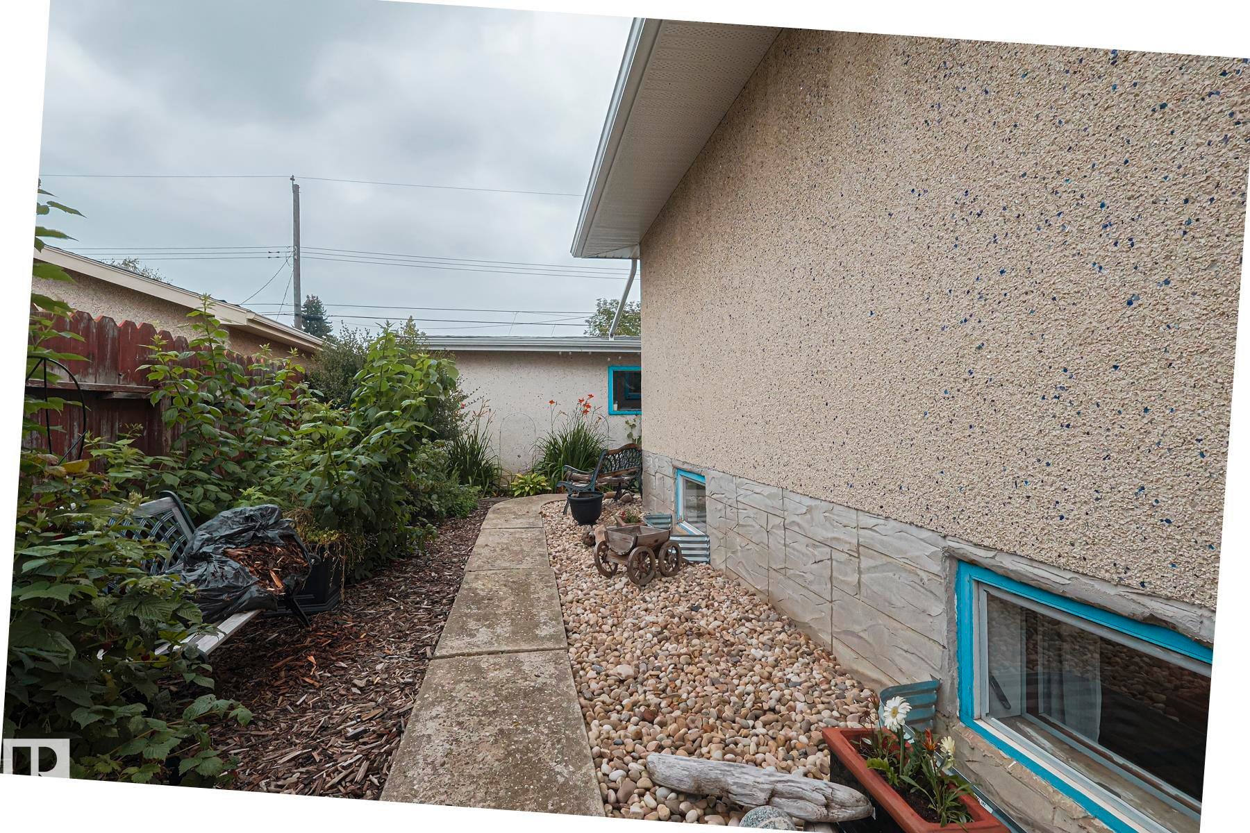 10319 45 Street, Edmonton, AB - Outdoor