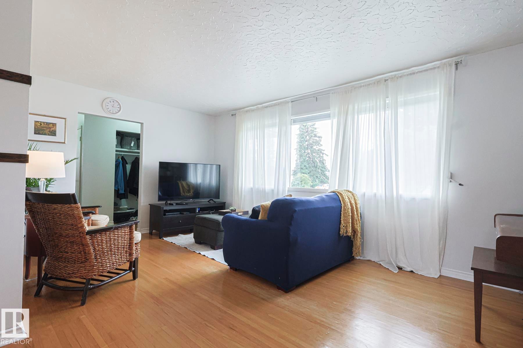 10319 45 Street, Edmonton, AB - Indoor Photo Showing Living Room