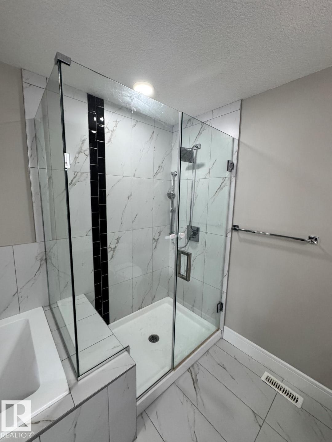 8729 Mayday Lane, Edmonton, AB - Indoor Photo Showing Bathroom