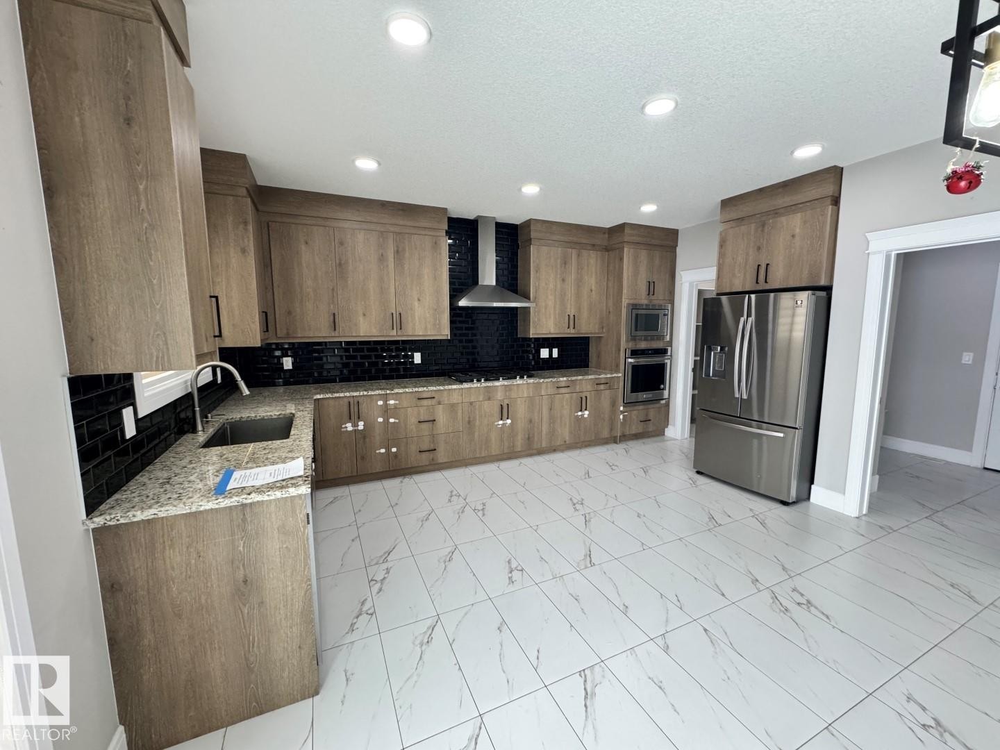 8729 Mayday Lane, Edmonton, AB - Indoor Photo Showing Kitchen
