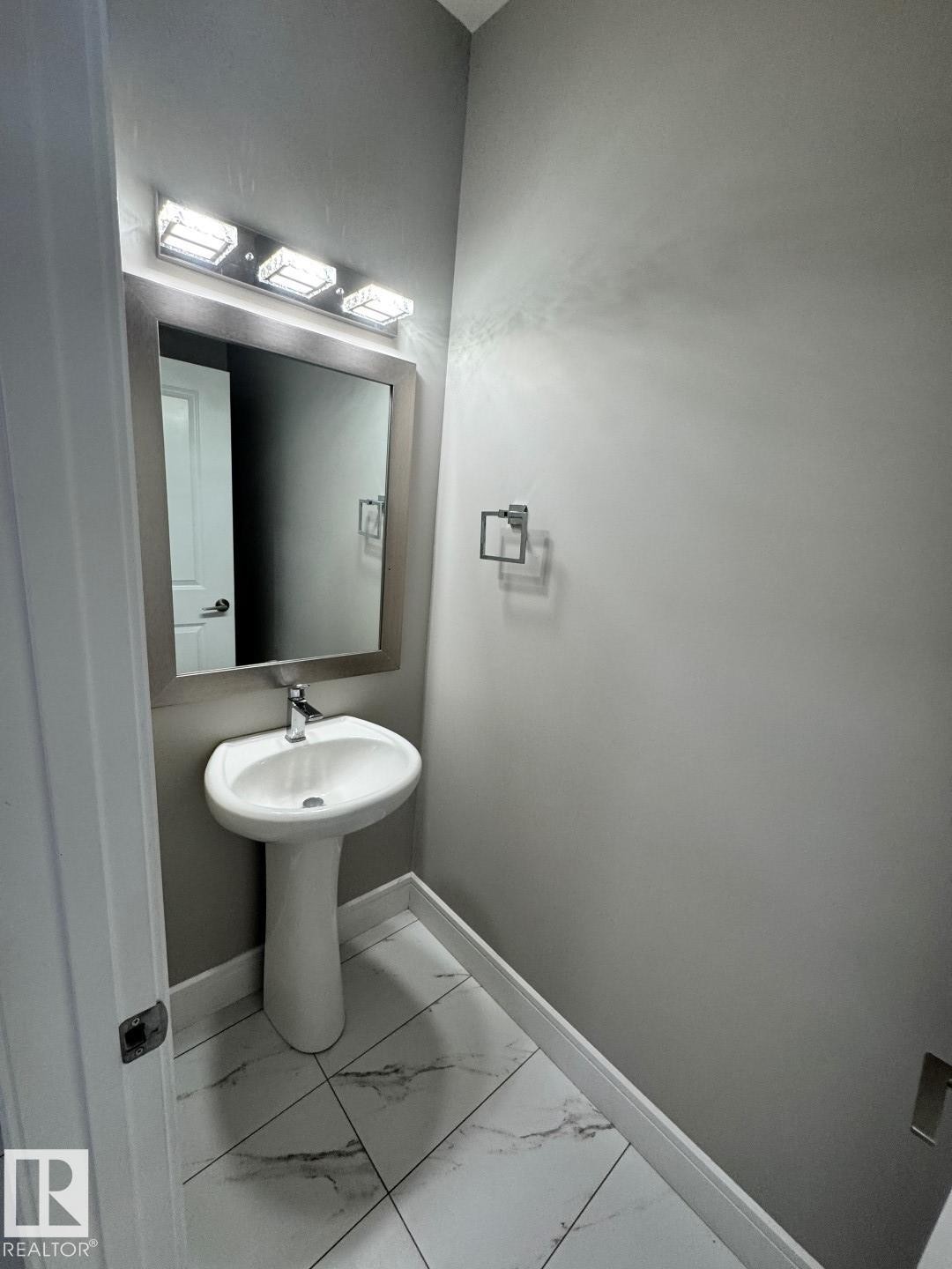 8729 Mayday Lane, Edmonton, AB - Indoor Photo Showing Bathroom