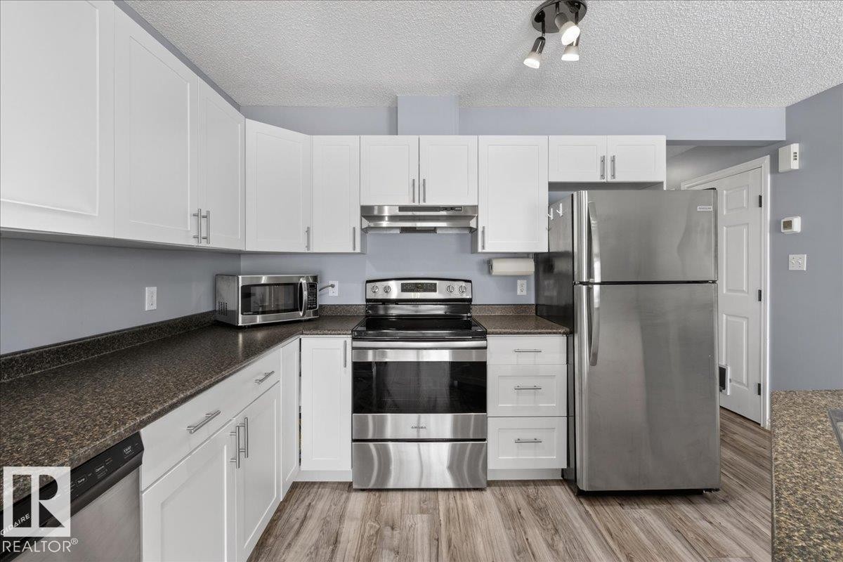 6828 159A Avenue, Edmonton, AB - Indoor Photo Showing Kitchen