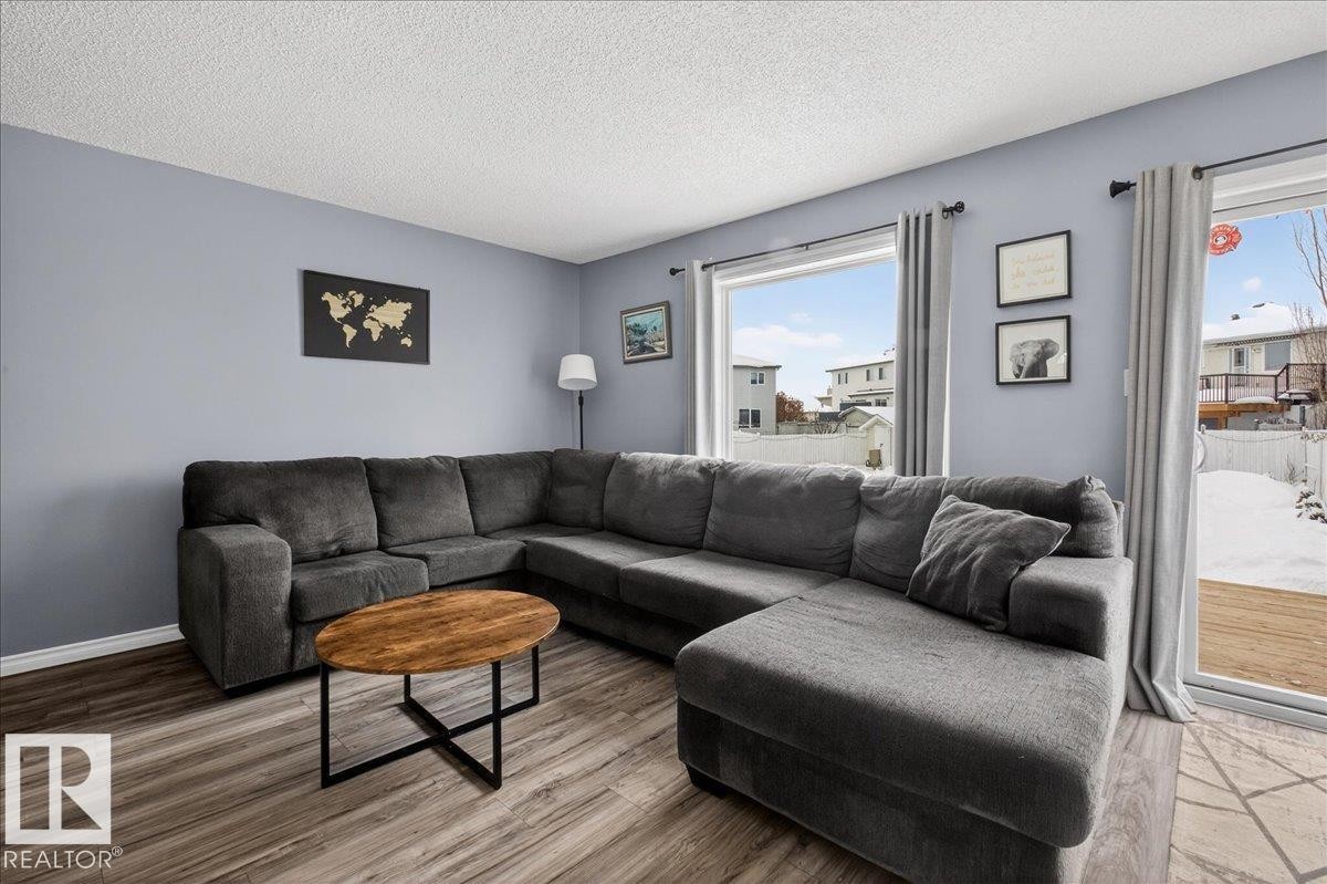 6828 159A Avenue, Edmonton, AB - Indoor Photo Showing Living Room