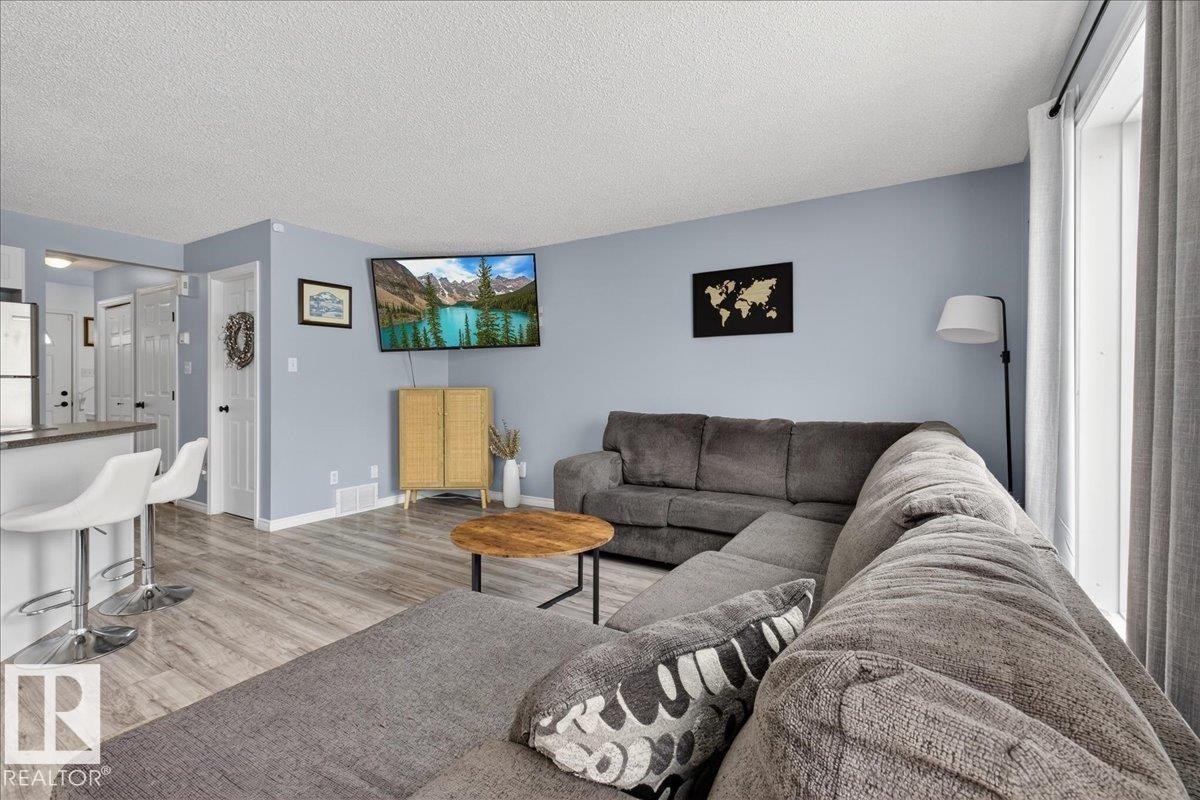6828 159A Avenue, Edmonton, AB - Indoor Photo Showing Living Room