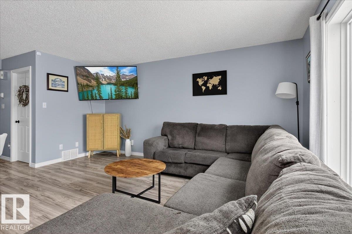 6828 159A Avenue, Edmonton, AB - Indoor Photo Showing Living Room