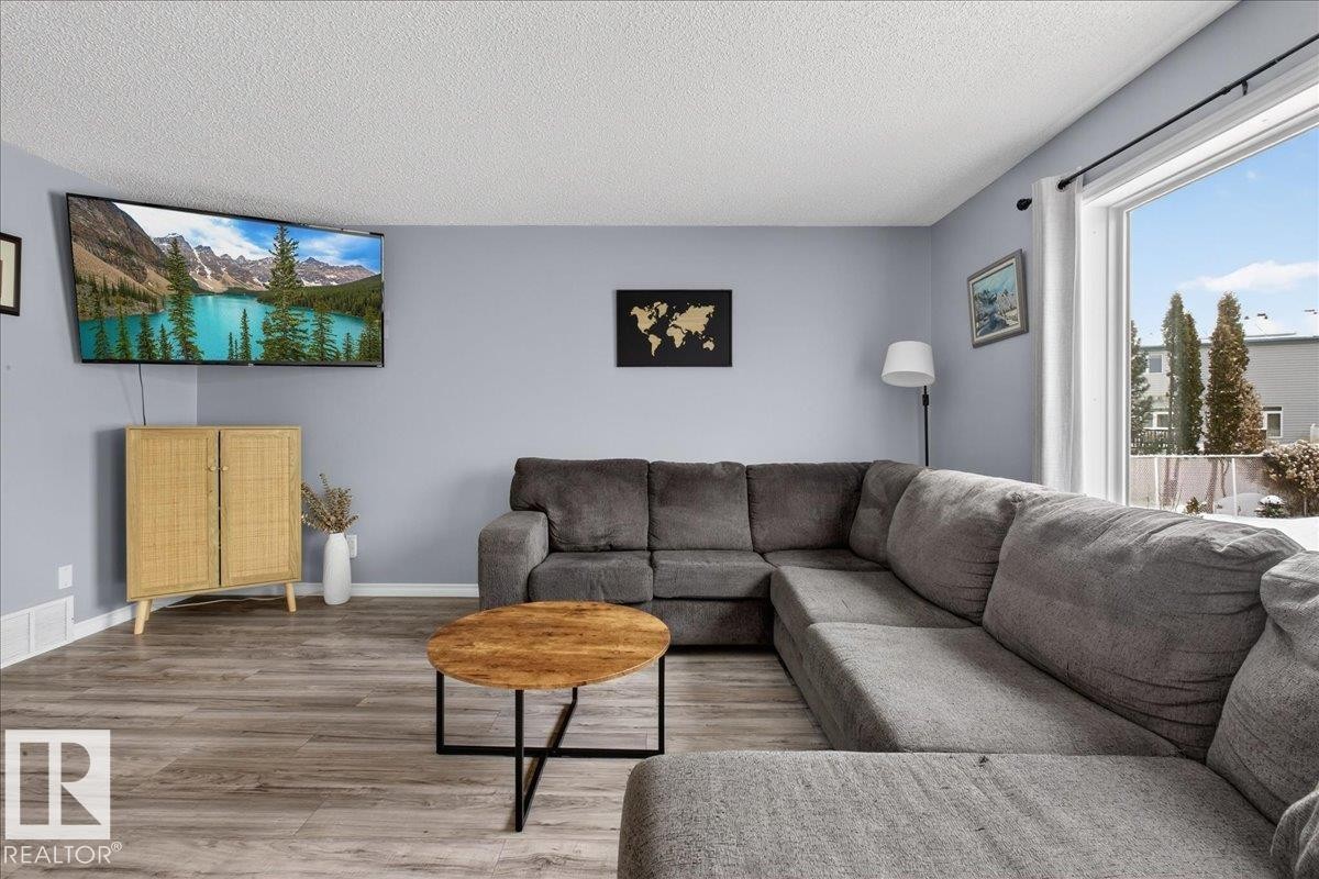 6828 159A Avenue, Edmonton, AB - Indoor Photo Showing Living Room