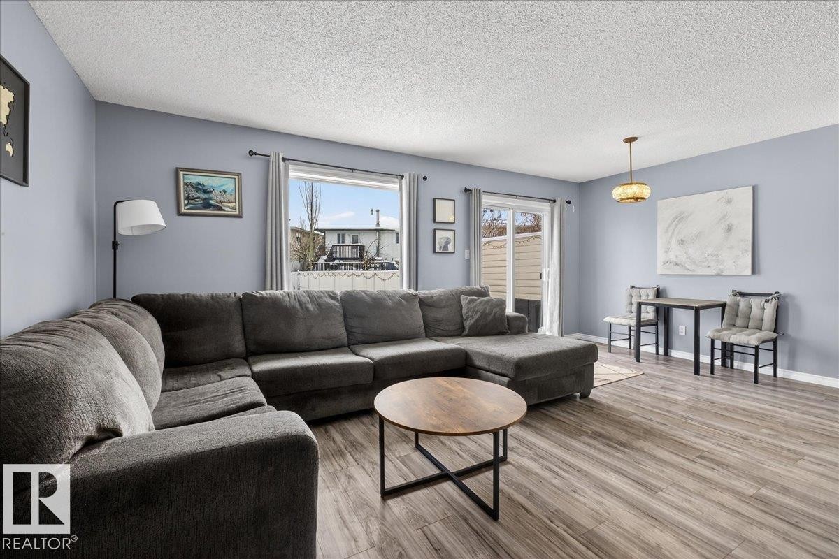 6828 159A Avenue, Edmonton, AB - Indoor Photo Showing Living Room