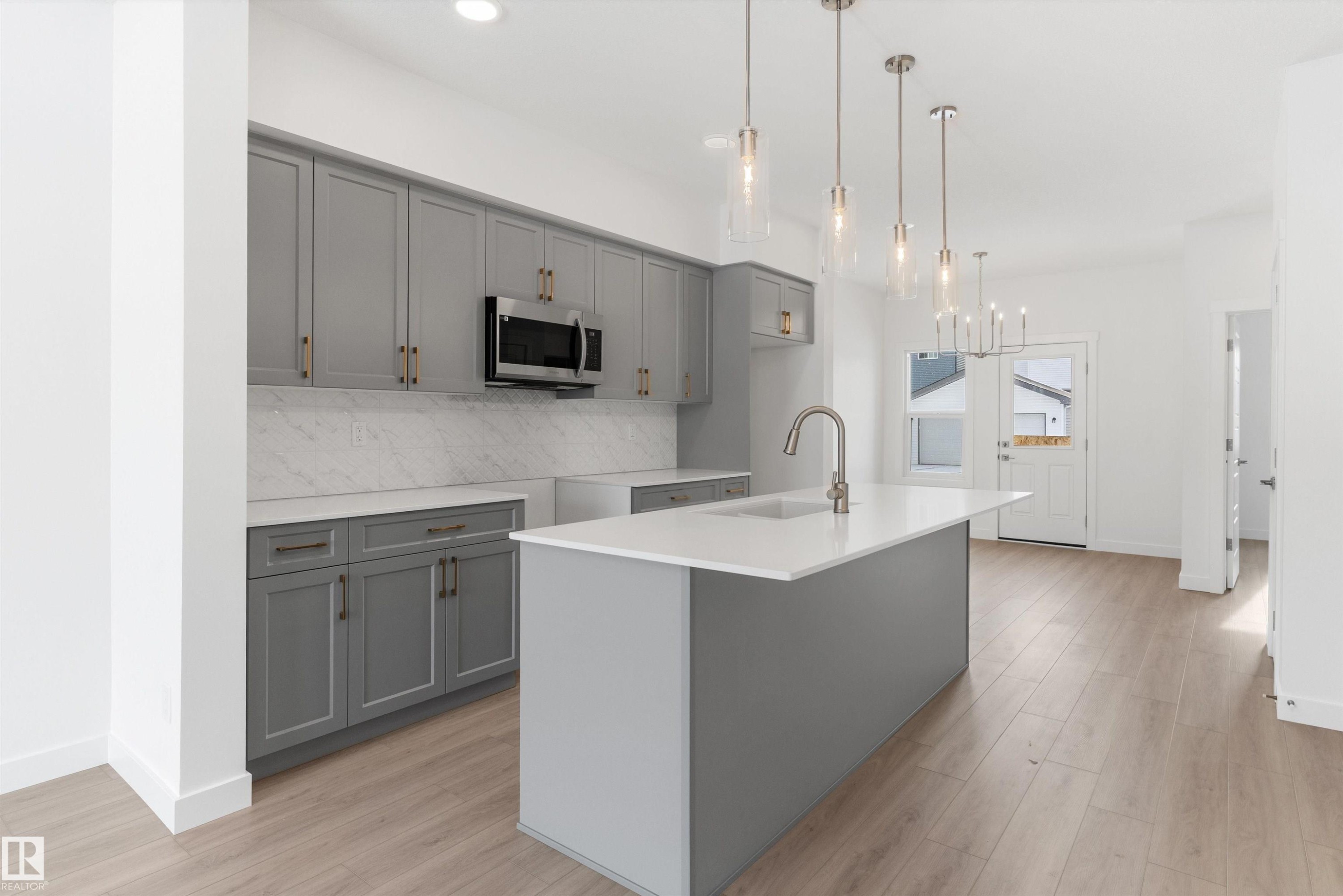20719 43 Avenue, Edmonton, AB - Indoor Photo Showing Kitchen With Upgraded Kitchen
