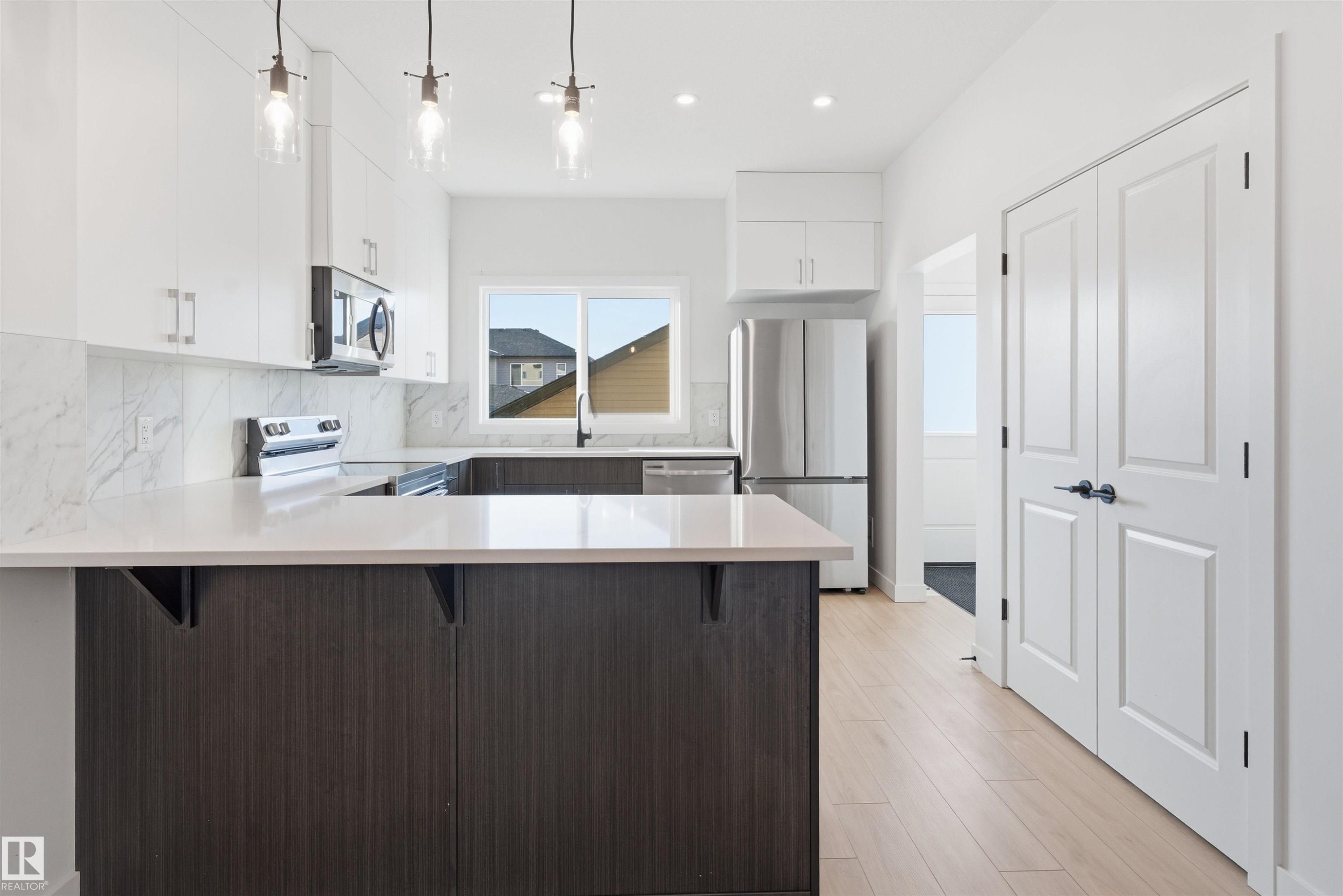 317 Juniper Cove, Leduc, AB - Indoor Photo Showing Kitchen With Upgraded Kitchen