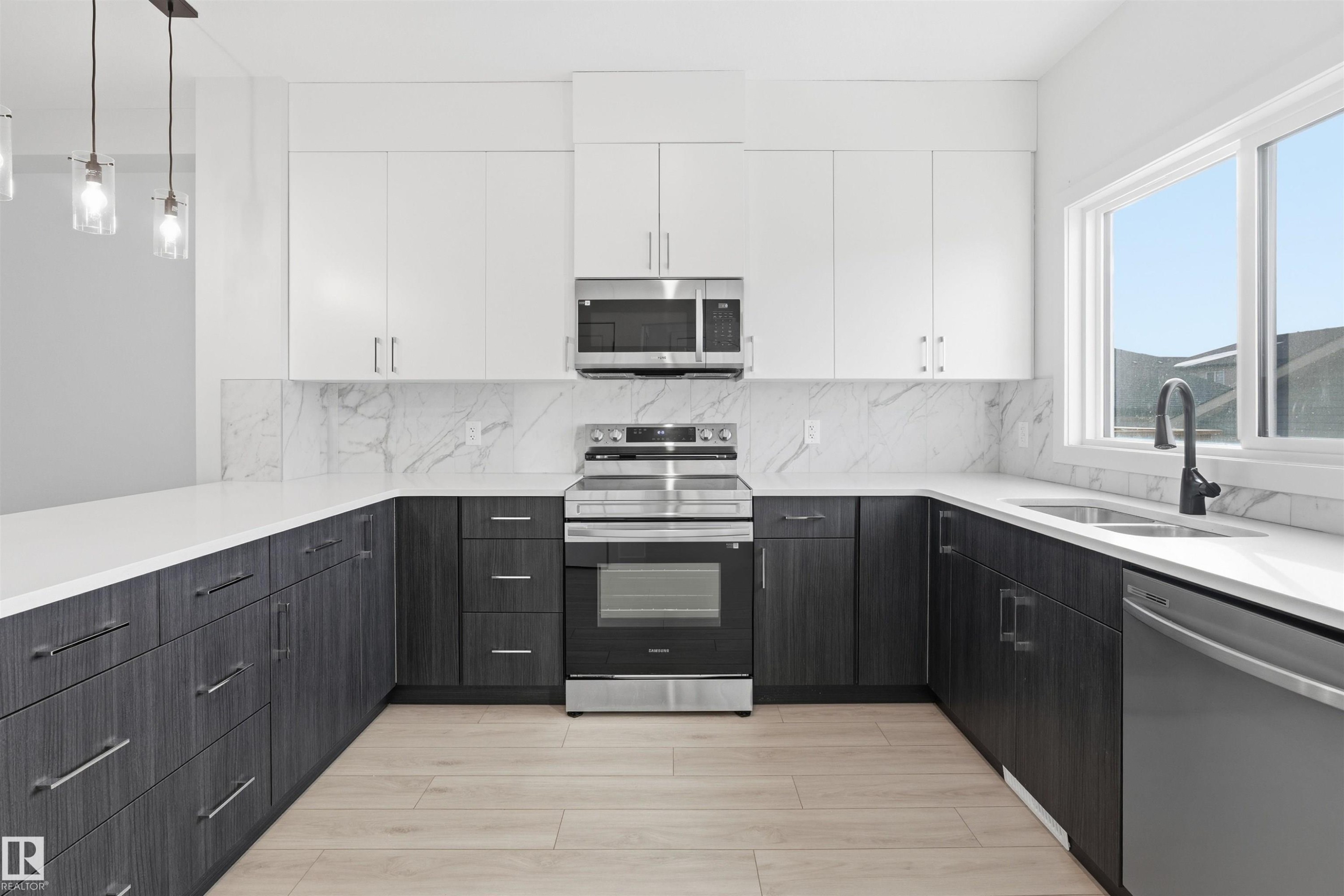 317 Juniper Cove, Leduc, AB - Indoor Photo Showing Kitchen With Double Sink With Upgraded Kitchen