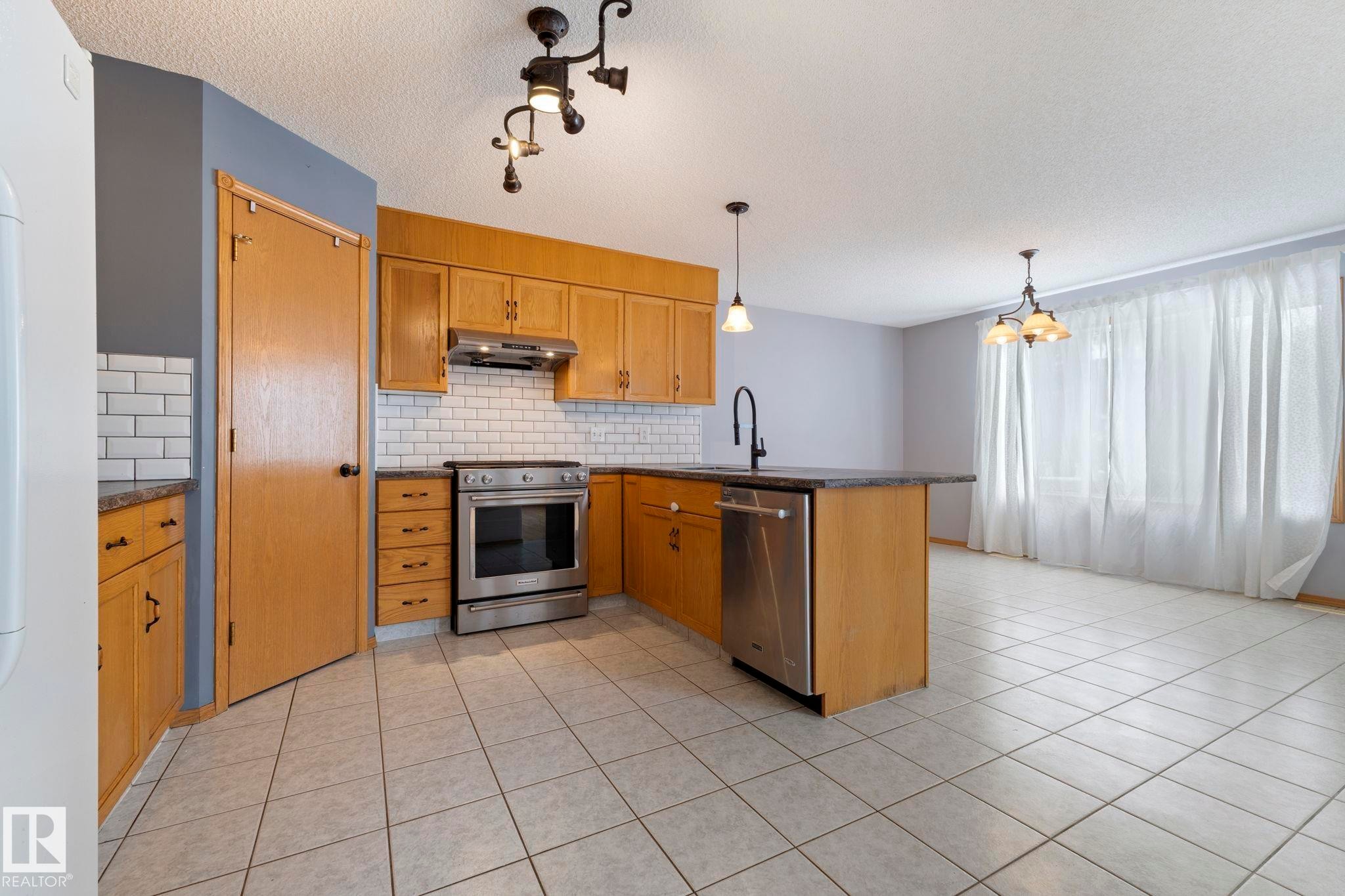 752 Whiston Court, Edmonton, AB - Indoor Photo Showing Kitchen With Stainless Steel Kitchen