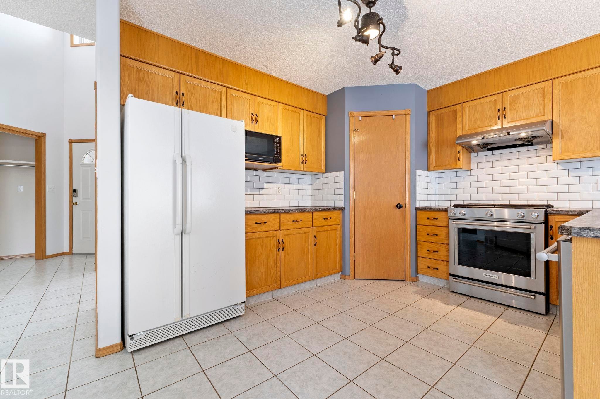 752 Whiston Court, Edmonton, AB - Indoor Photo Showing Kitchen