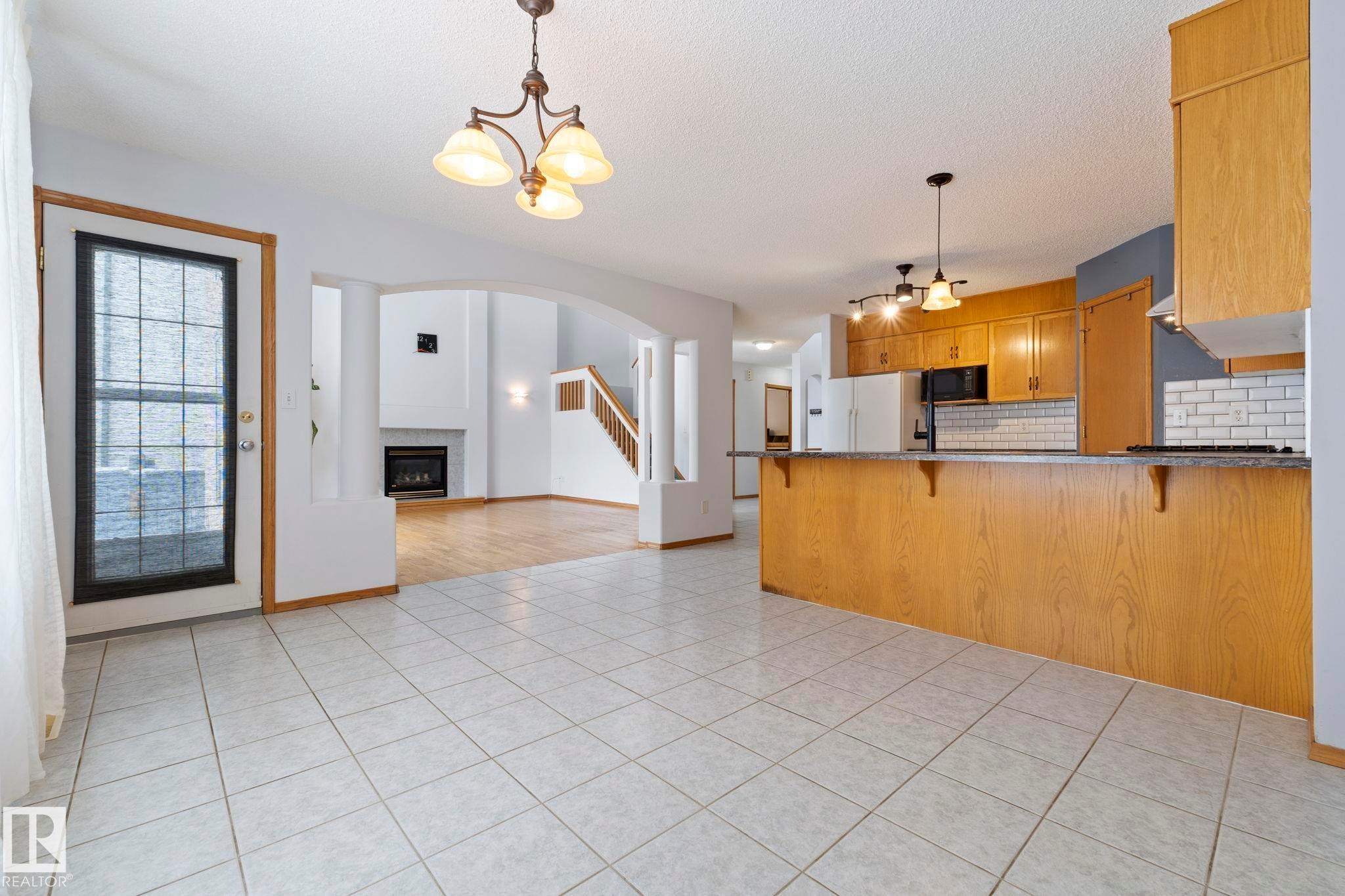 752 Whiston Court, Edmonton, AB - Indoor Photo Showing Kitchen