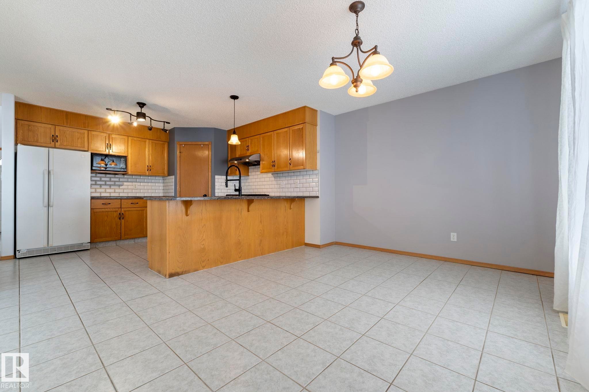 752 Whiston Court, Edmonton, AB - Indoor Photo Showing Kitchen