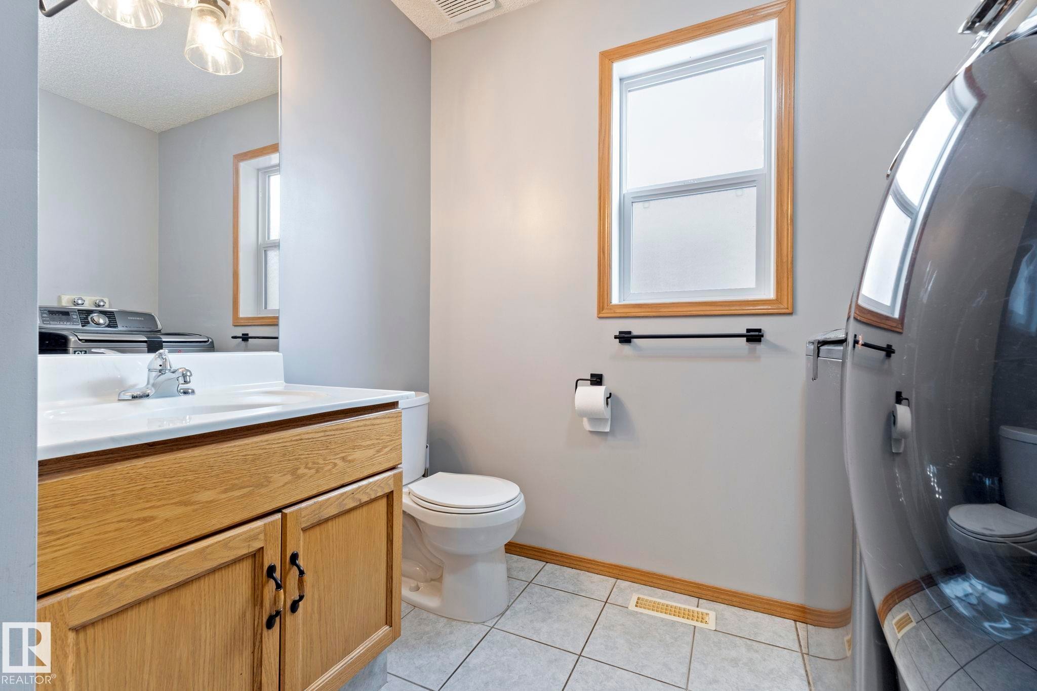 752 Whiston Court, Edmonton, AB - Indoor Photo Showing Bathroom