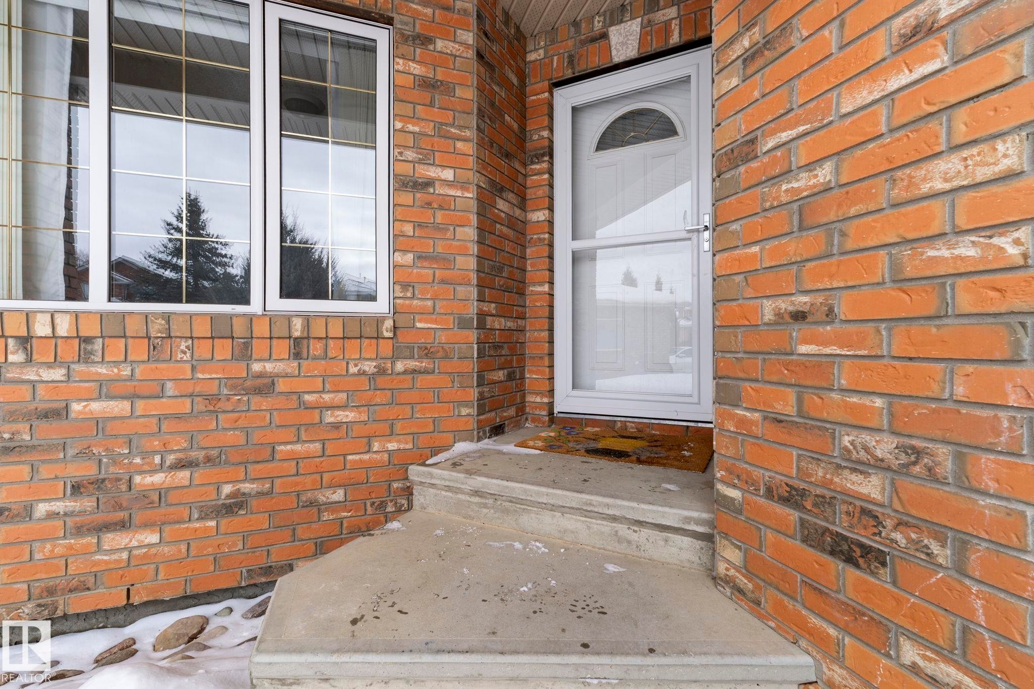 752 Whiston Court, Edmonton, AB - Outdoor With Exterior