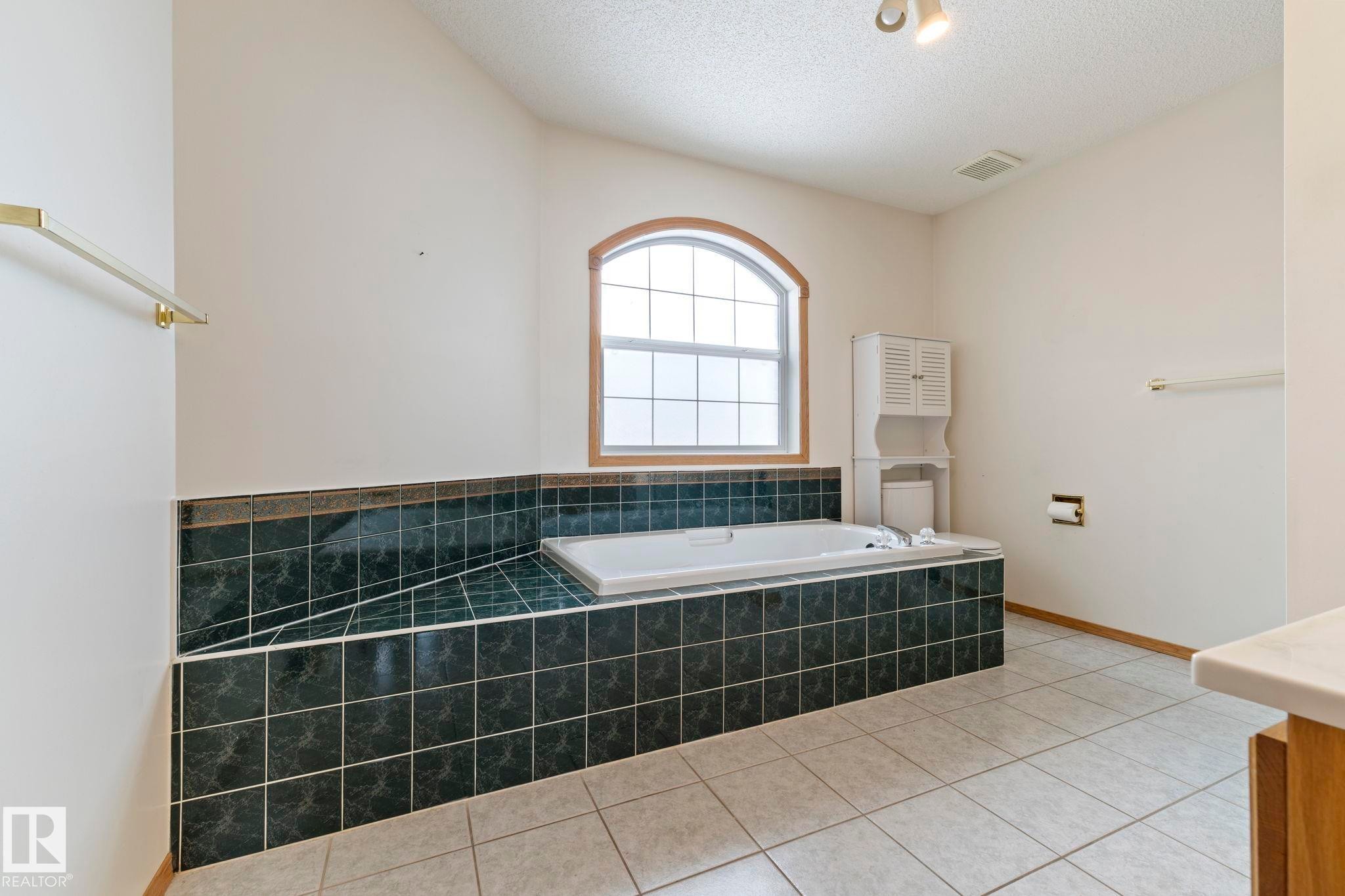 752 Whiston Court, Edmonton, AB - Indoor Photo Showing Bathroom