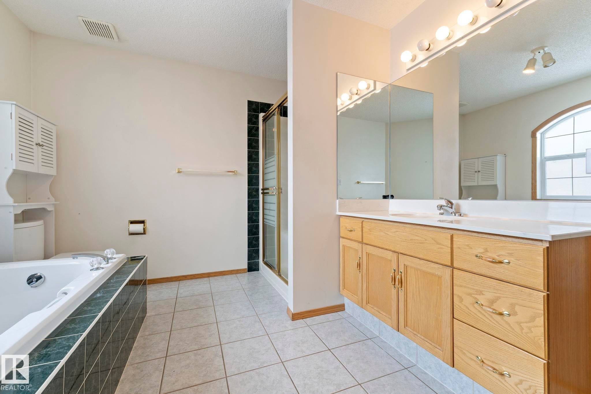 752 Whiston Court, Edmonton, AB - Indoor Photo Showing Bathroom