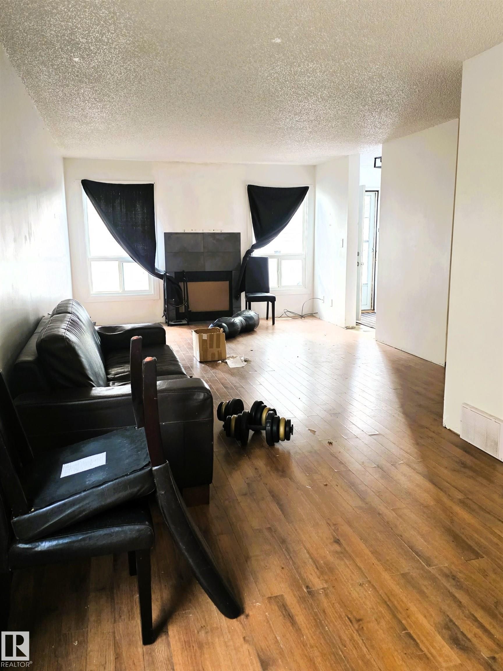 6340 184 Street Nw, Edmonton, AB - Indoor Photo Showing Living Room